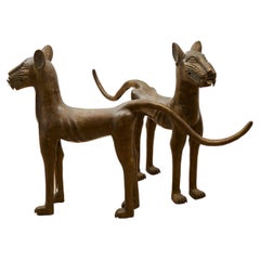 Paar große Leopardenstatuen aus Benin-Bronze aus der Mitte des 20. Jahrhunderts