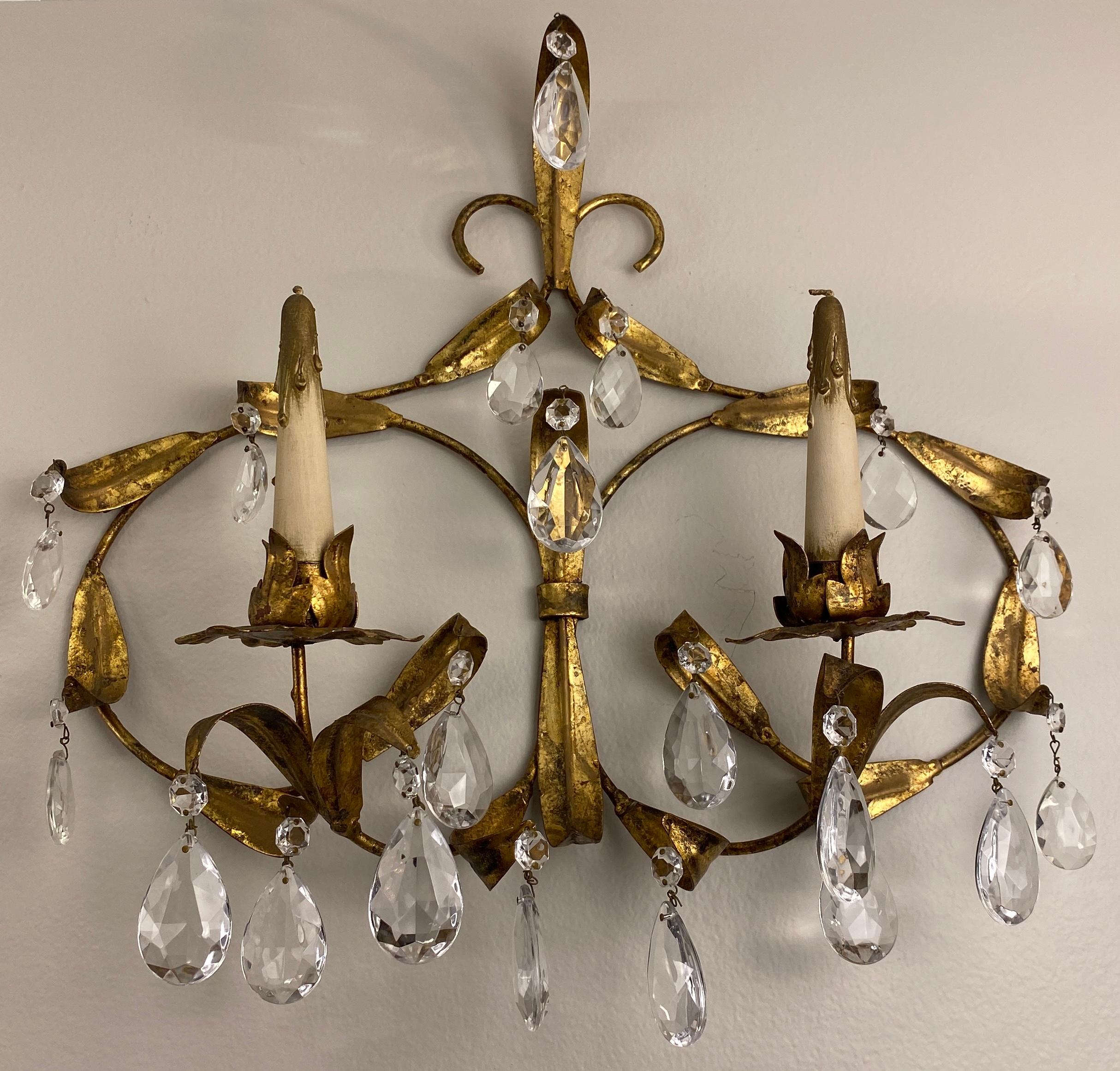 Splendida coppia di applique in ottone e cristallo in stile Maison Baguès. Senza fili.
Queste applique a due bracci di metà secolo, progettate e realizzate da Maison Baguès, valorizzeranno qualsiasi ambiente contemporaneo o moderno. La raffinata