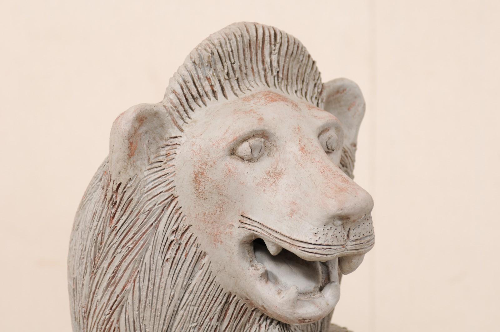 Paar britische koloniale geschwungene Terrakotta-Löwen aus der Mitte des 20. Jahrhunderts im Angebot 1