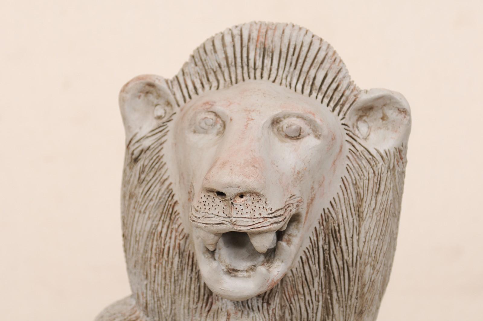 Paar britische koloniale geschwungene Terrakotta-Löwen aus der Mitte des 20. Jahrhunderts im Angebot 2
