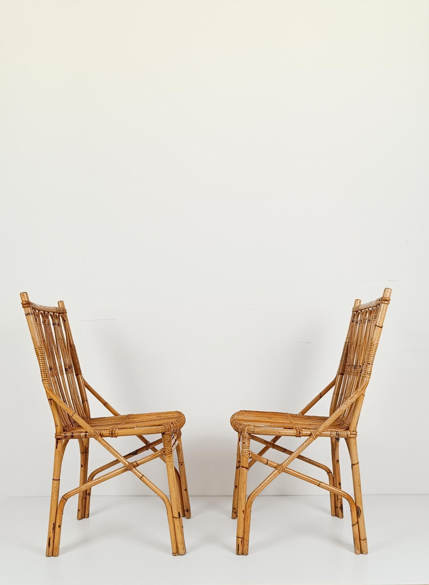 Offriamo in vendita una coppia di sedie realizzate in Italia a metà del XX secolo.
Sono realizzati a mano piegando la canna e il rattan in forme sinuose.
Realizzati tra gli anni '50 e '60, rappresentano perfettamente lo stile della Riviera italiana