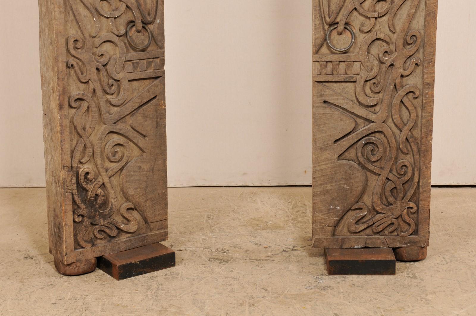 Pareja de puertas talladas de Borneo de mediados del siglo XX sobre peanas en venta 4