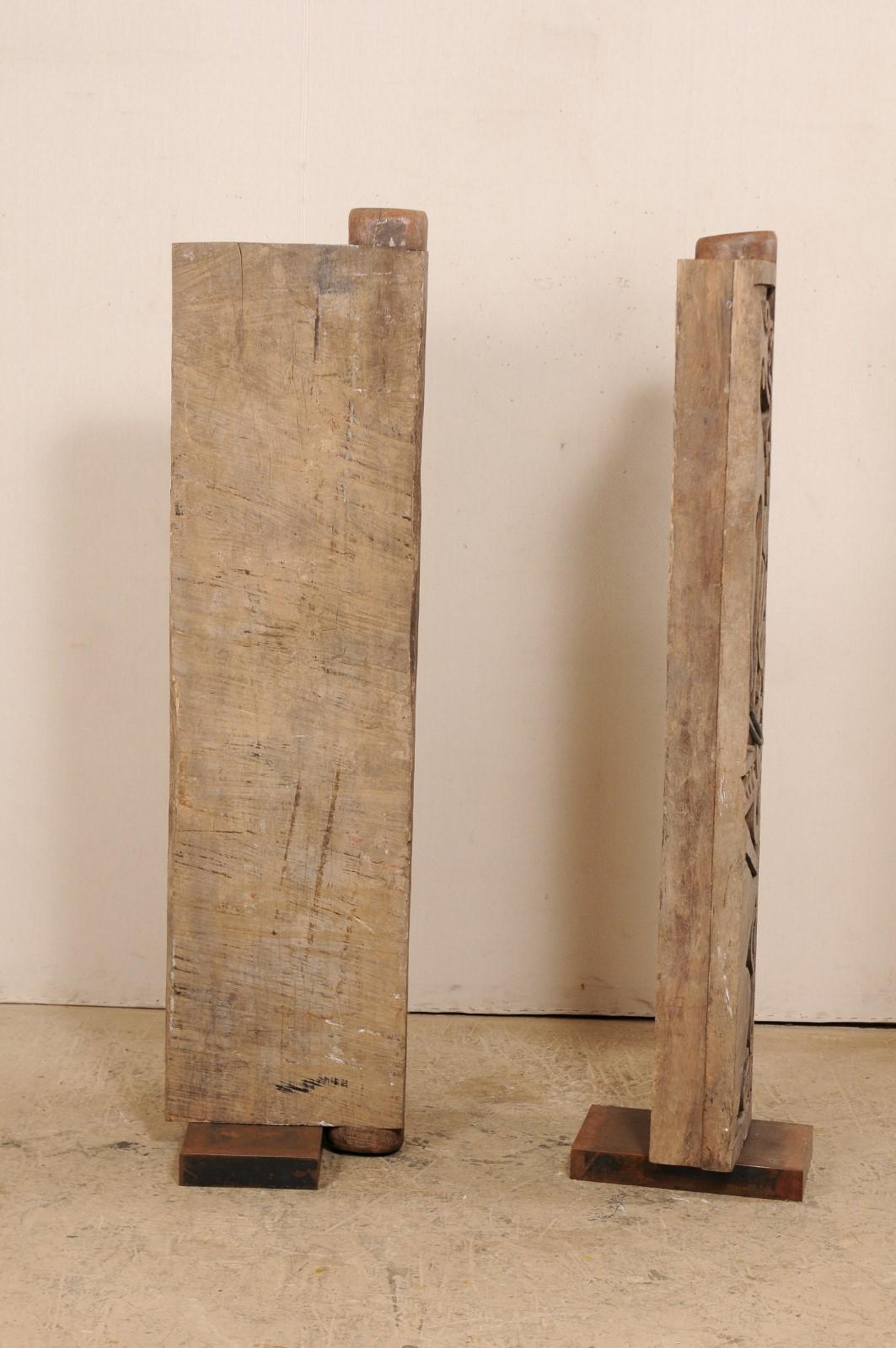 Pareja de puertas talladas de Borneo de mediados del siglo XX sobre peanas Hierro en venta