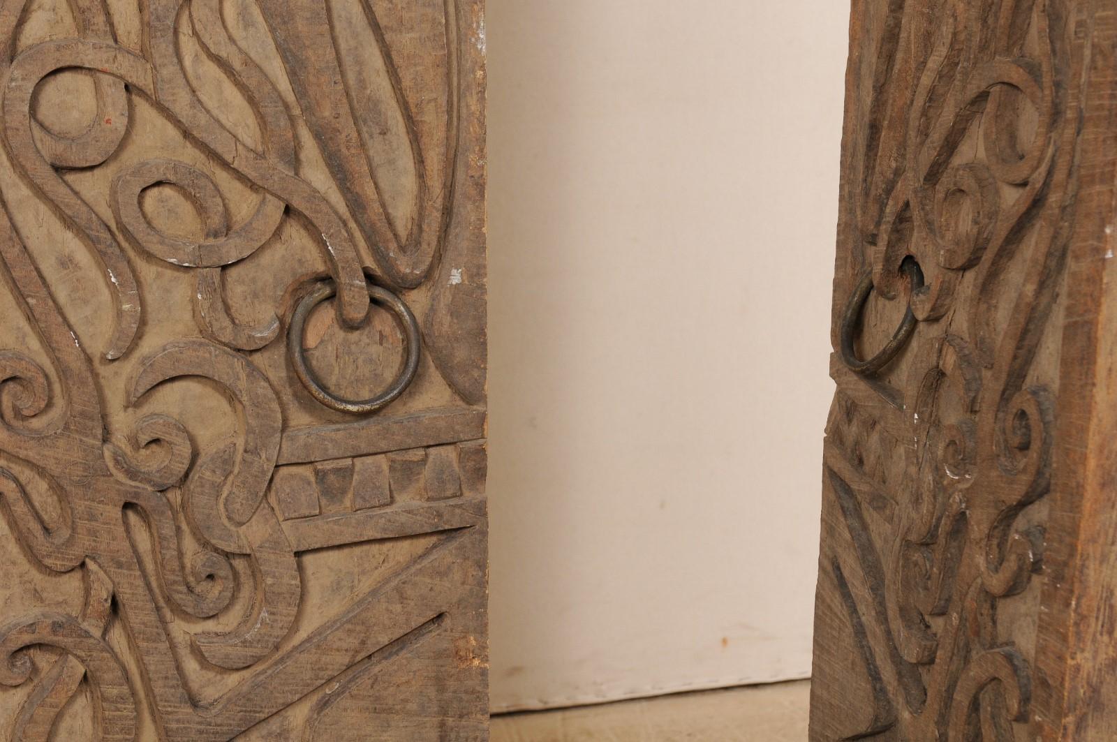 Fer Paire de portes sculptées du milieu du 20e siècle provenant de Borneo sur pied en vente