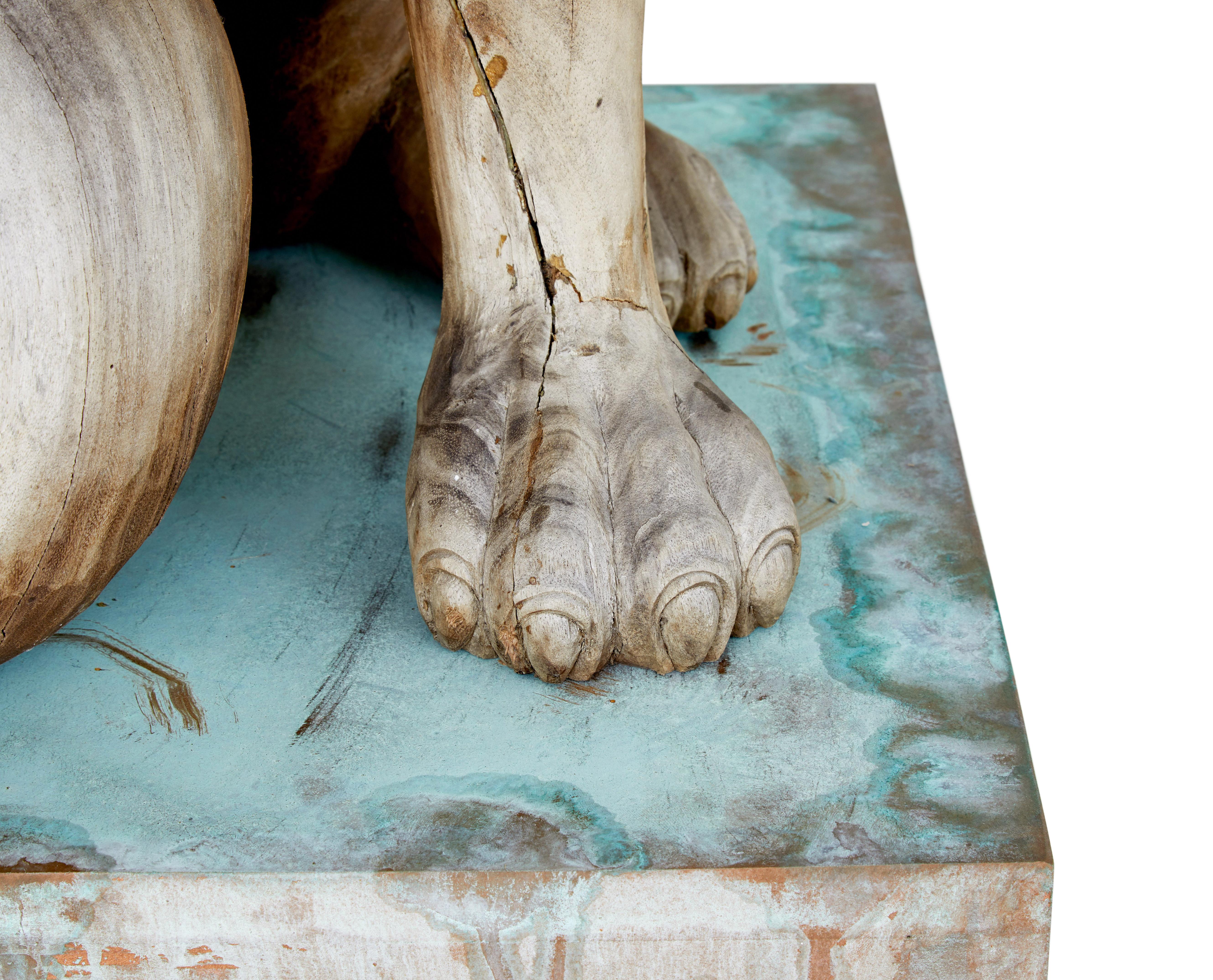 Paar geschnitzte Löwen aus Massivholz aus der Mitte des 20. Jahrhunderts im Angebot 4