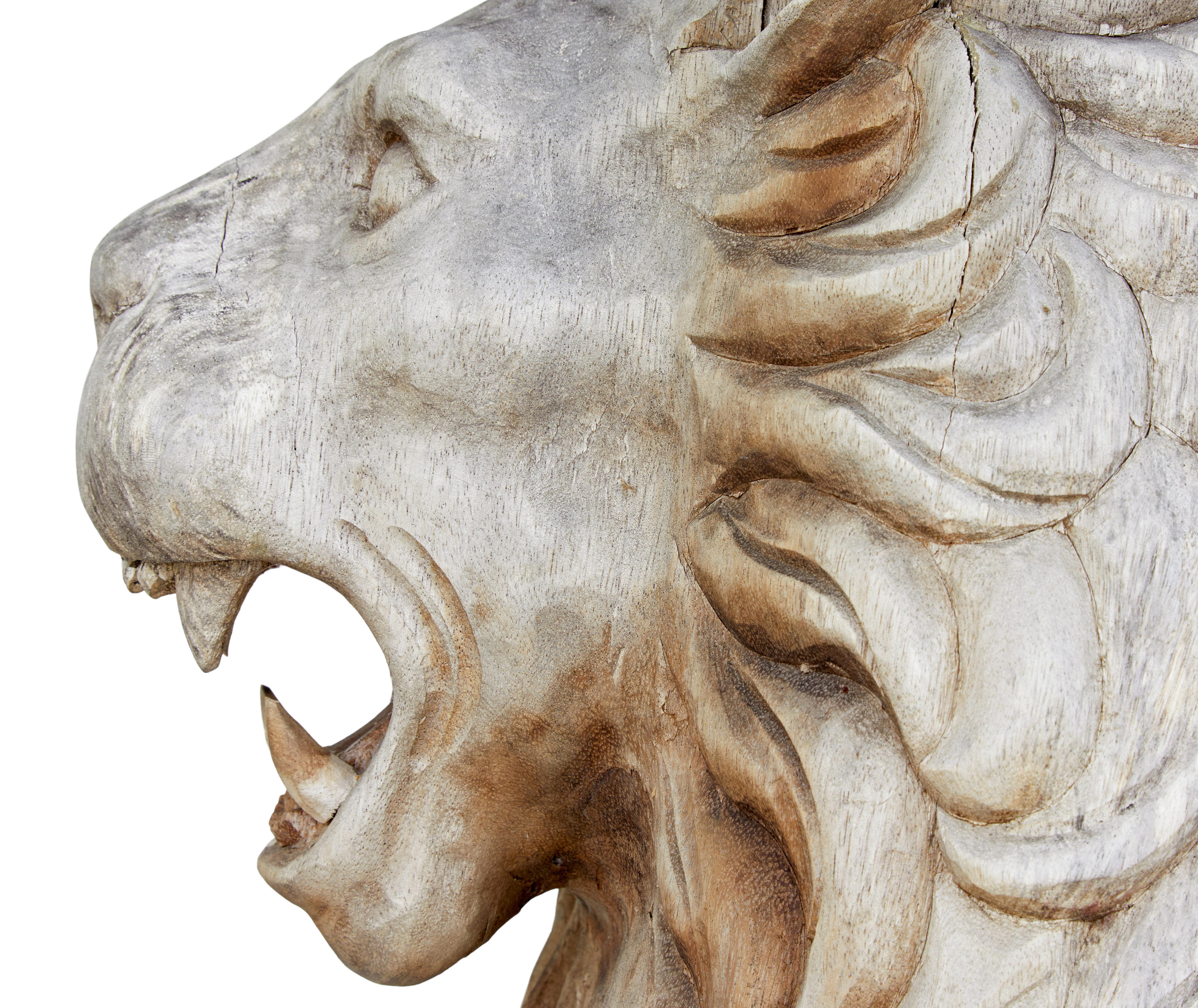 Paar geschnitzte Löwen aus Massivholz aus der Mitte des 20. Jahrhunderts im Angebot 5