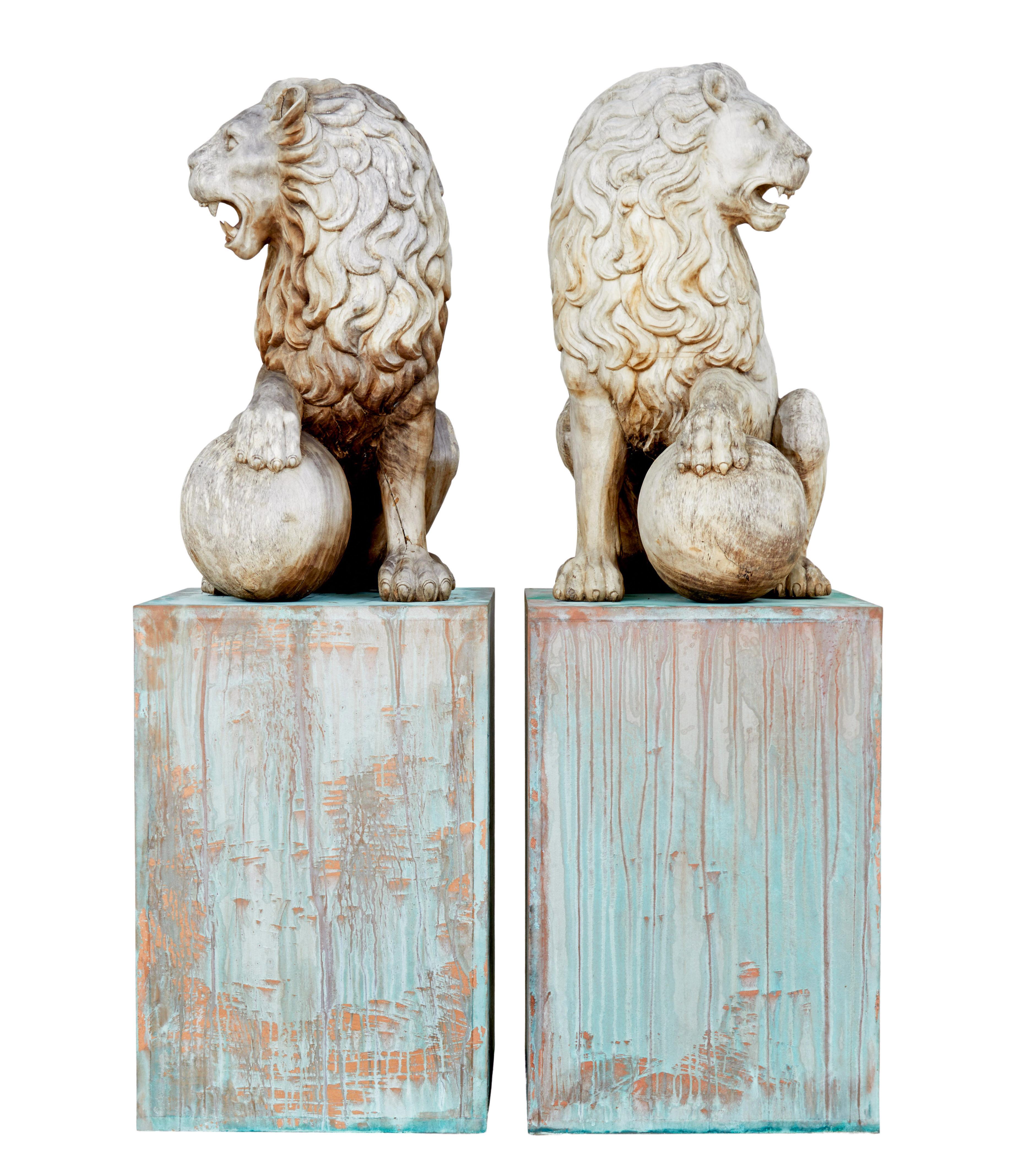 Coppia di leoni in legno massiccio intagliato della metà del XX secolo, circa 1950.

Qui ti offriamo una bella coppia di leoni decorativi intagliati, per un'installazione di grande effetto.  Leoni seduti, pesantemente scolpiti in legno massiccio,