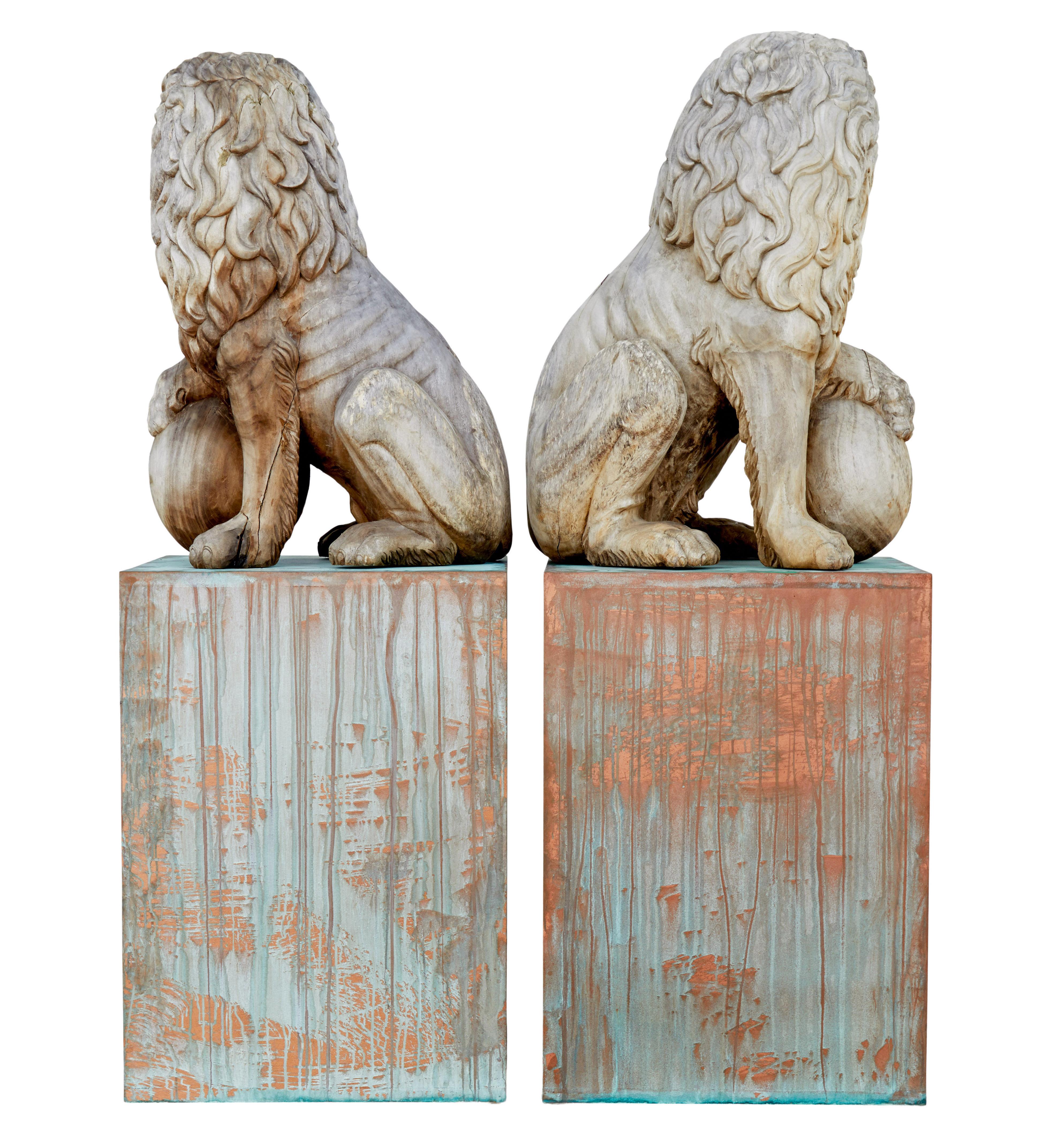 Paar geschnitzte Löwen aus Massivholz aus der Mitte des 20. Jahrhunderts (Grand Tour) im Angebot