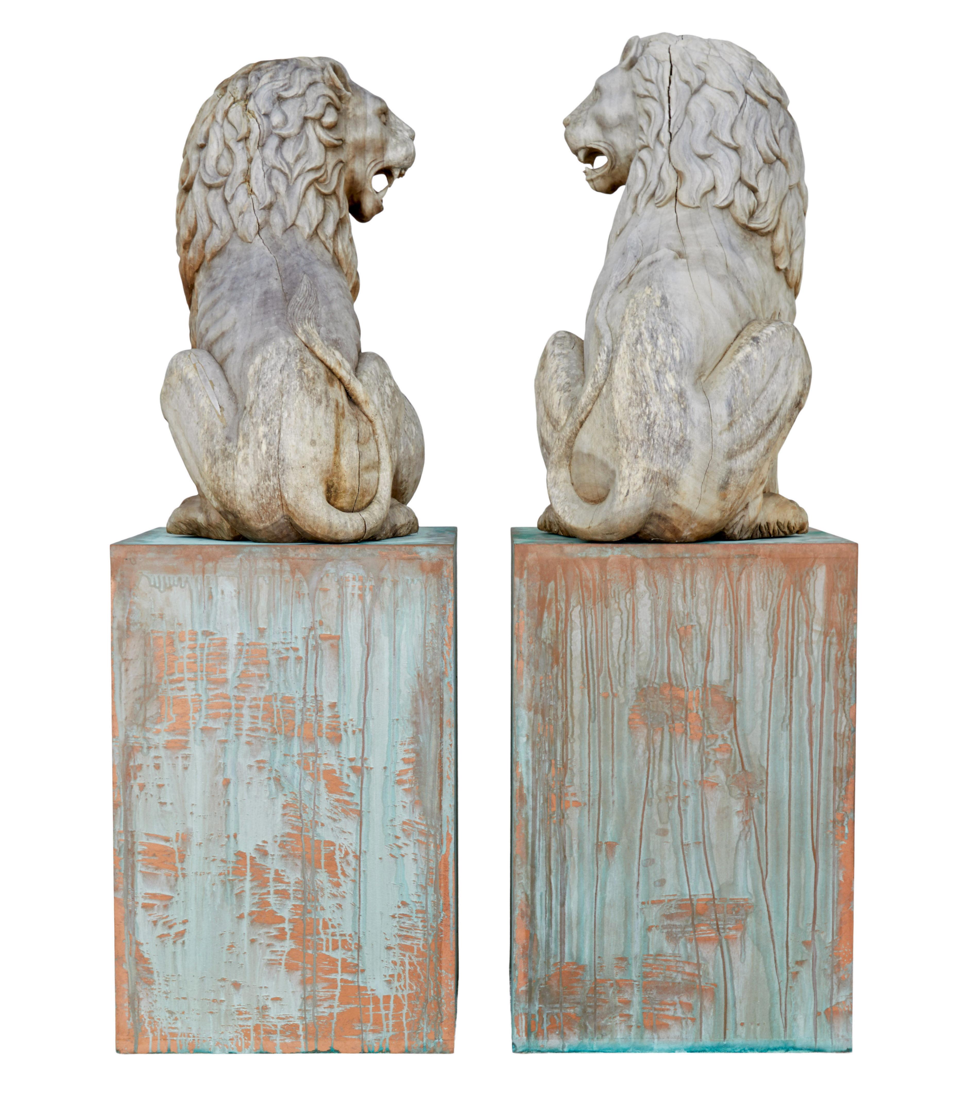 Suédois Paire de lions en bois massif sculpté du milieu du 20e siècle en vente