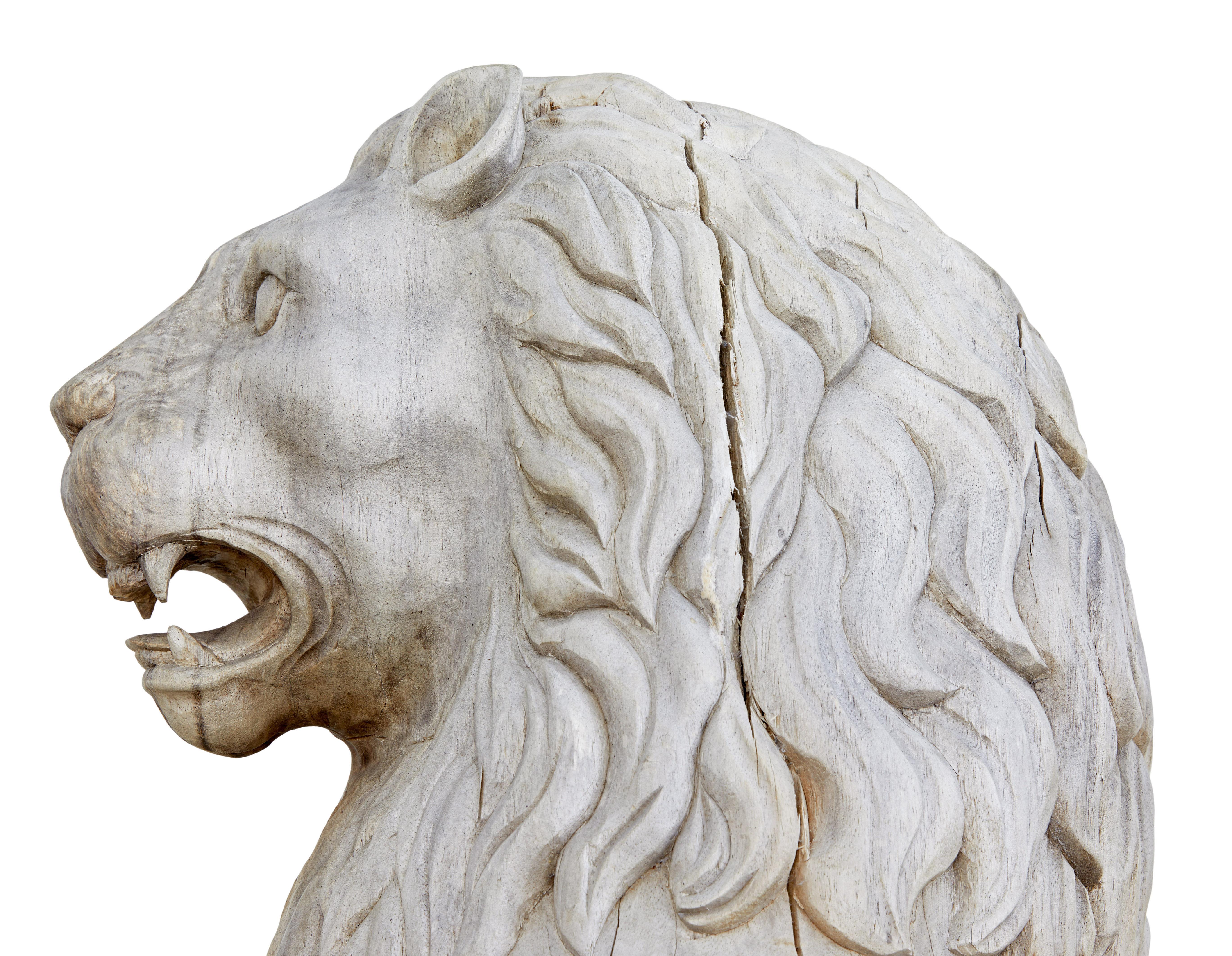 Paire de lions en bois massif sculpté du milieu du 20e siècle Bon état - En vente à Debenham, Suffolk