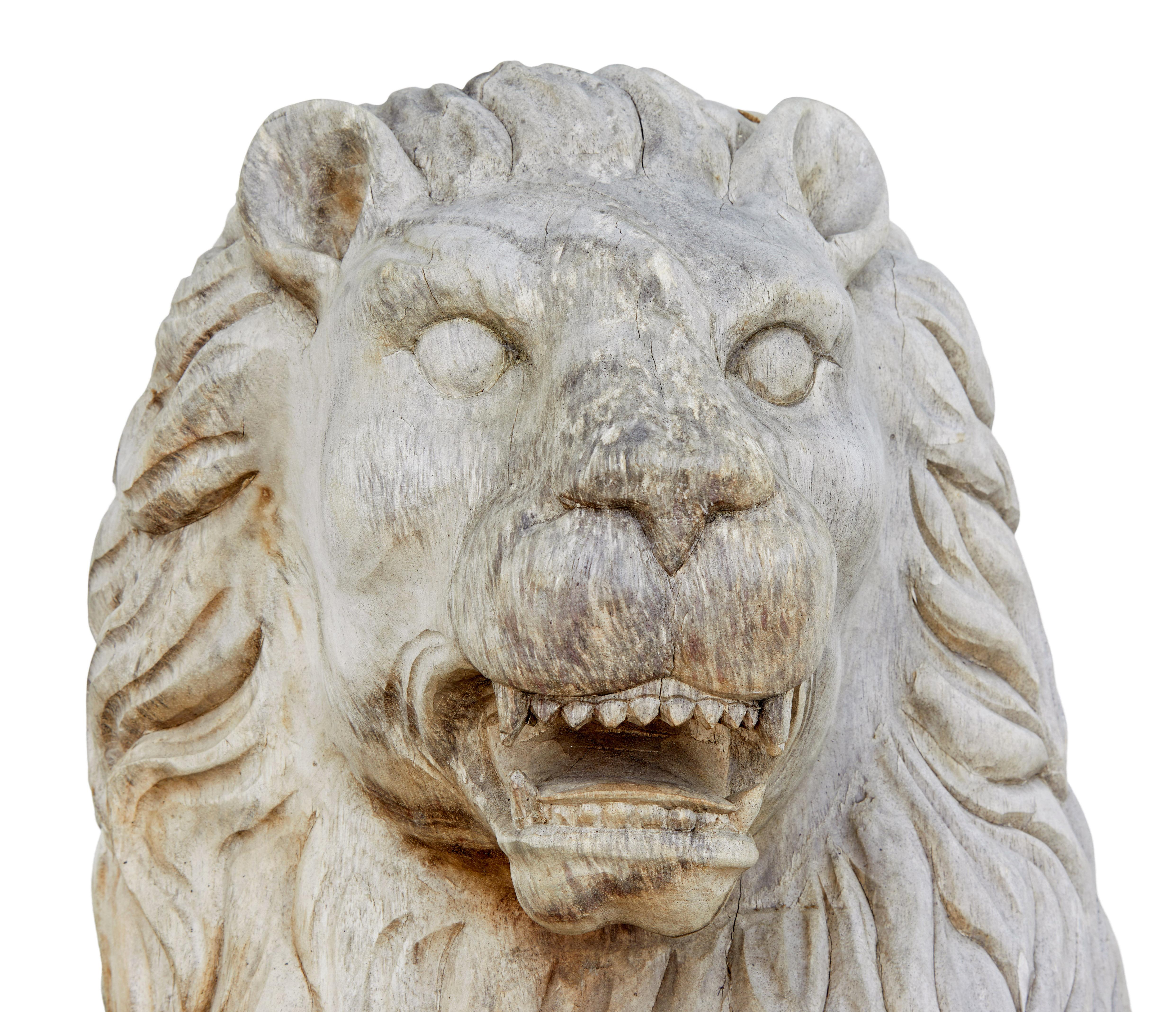 20ième siècle Paire de lions en bois massif sculpté du milieu du 20e siècle en vente