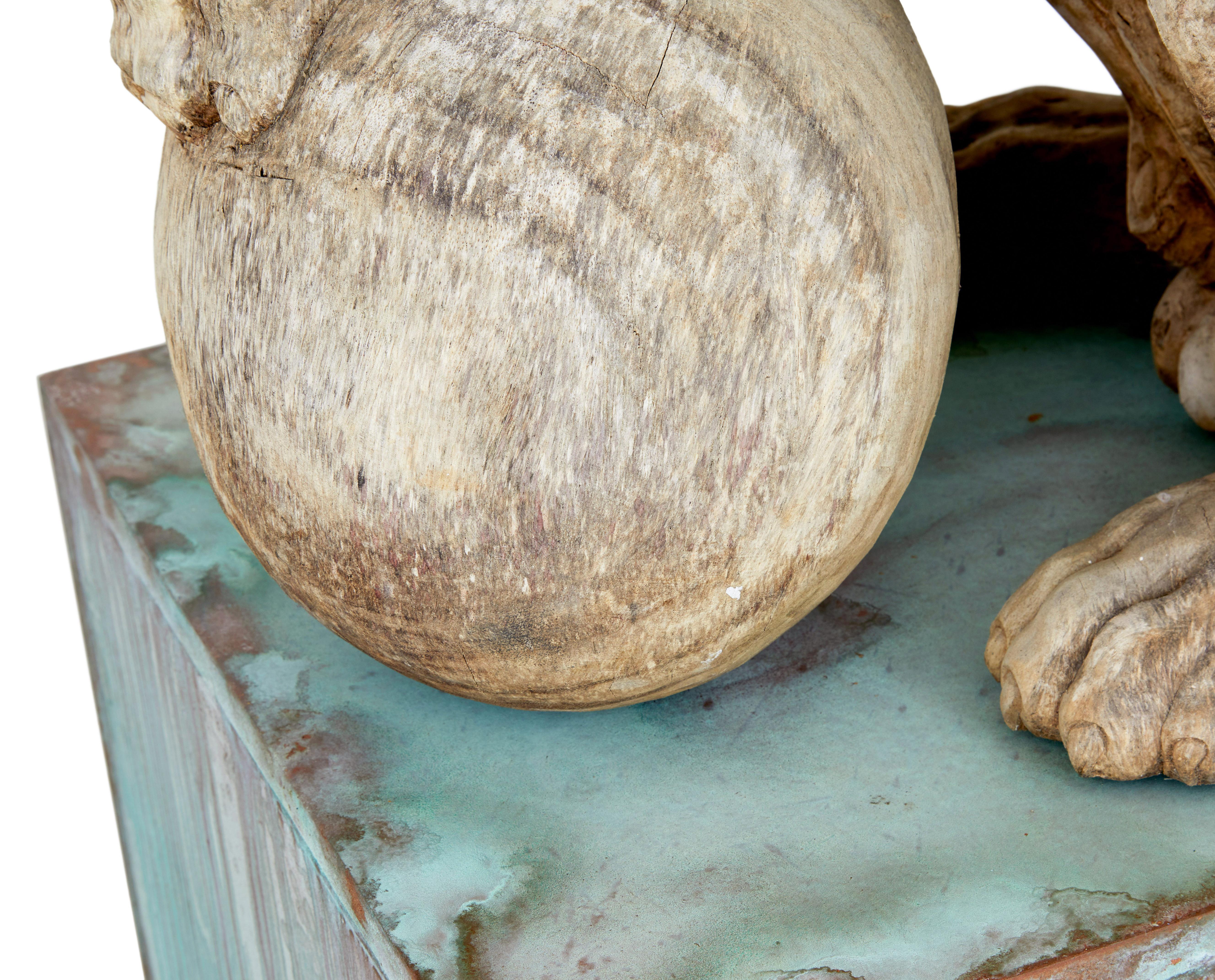 Coppia di leoni in legno massiccio intagliati della metà del XX secolo in vendita 1