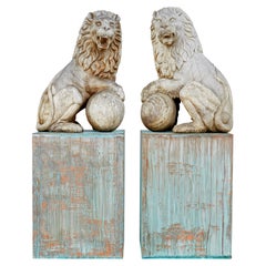 Paire de lions en bois massif sculpté du milieu du 20e siècle