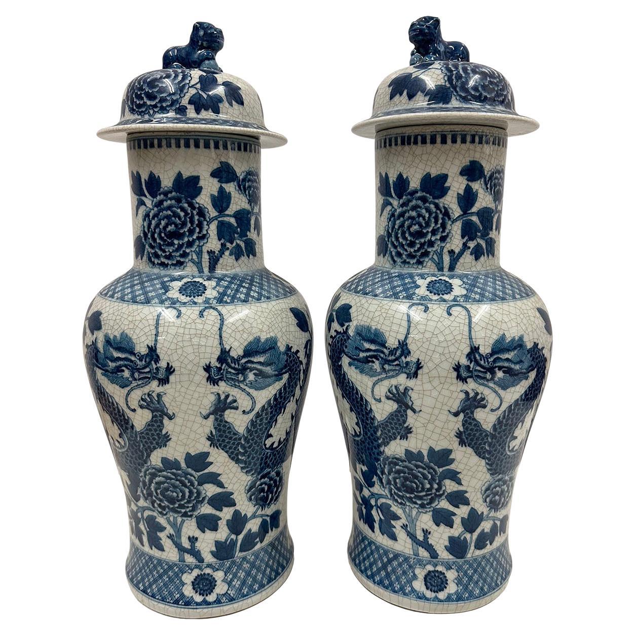 Paar chinesische blau-weiße Drachen-Porzellanvasen mit Deckel aus der Mitte des 20. Jahrhunderts
