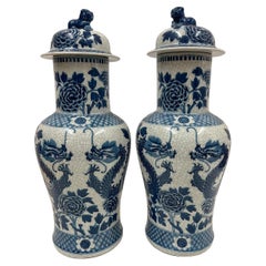 Pareja de jarrones chinos de porcelana azul y blanca de mediados del siglo XX con forma de dragón y tapa