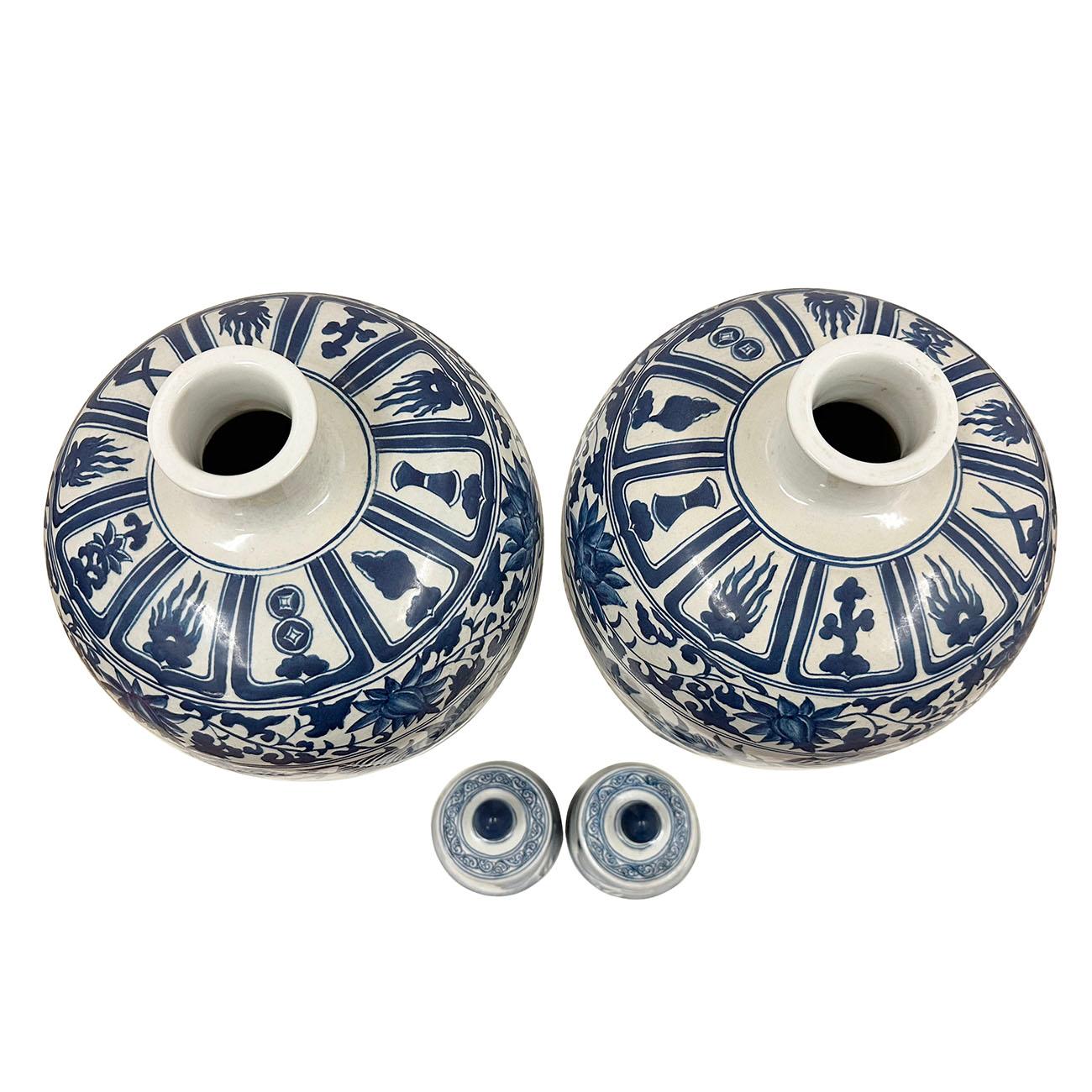 Pair of Mid-20th Century Chinese Blue and White Peony Porcelain Vases with Lid For Sale 4