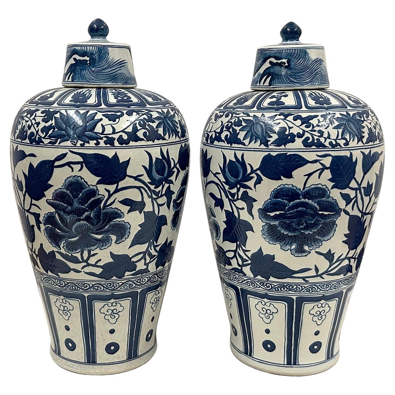 Paar chinesische blau-weiße Pfingstrosen-Porzellanvasen mit Deckel aus der Mitte des 20. Jahrhunderts