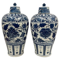Pareja de jarrones chinos de porcelana azul y blanca con peonías y tapa, de mediados del siglo XX