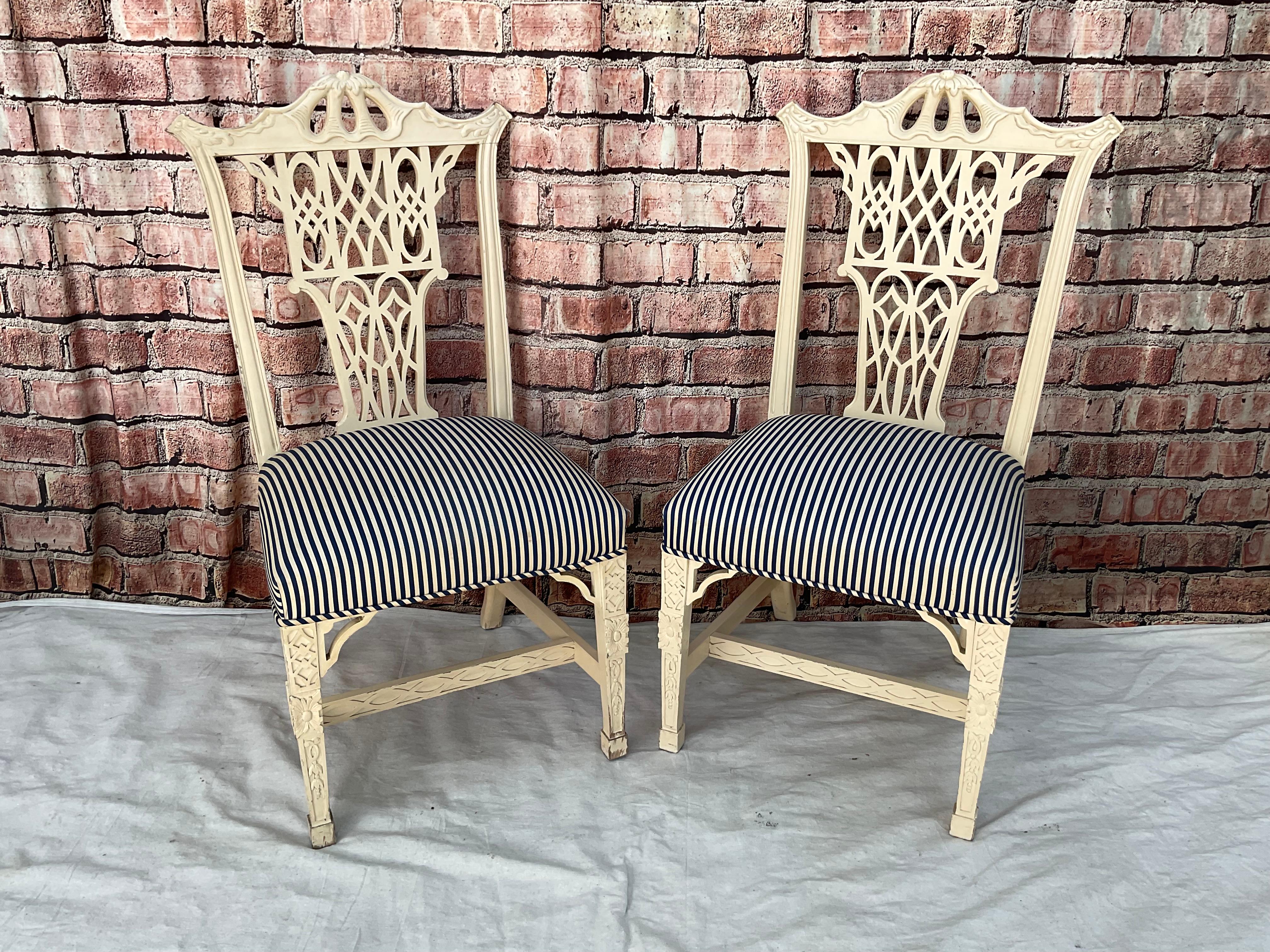 Superbe paire de chaises d'appoint Chippendale chinoises modernes du milieu du siècle dernier. Les chaises sont dotées d'un plateau en bois sculpté et orné d'un rebord ajouré, d'accoudoirs ouverts et de pieds et de brancards sculptés en treillis. 