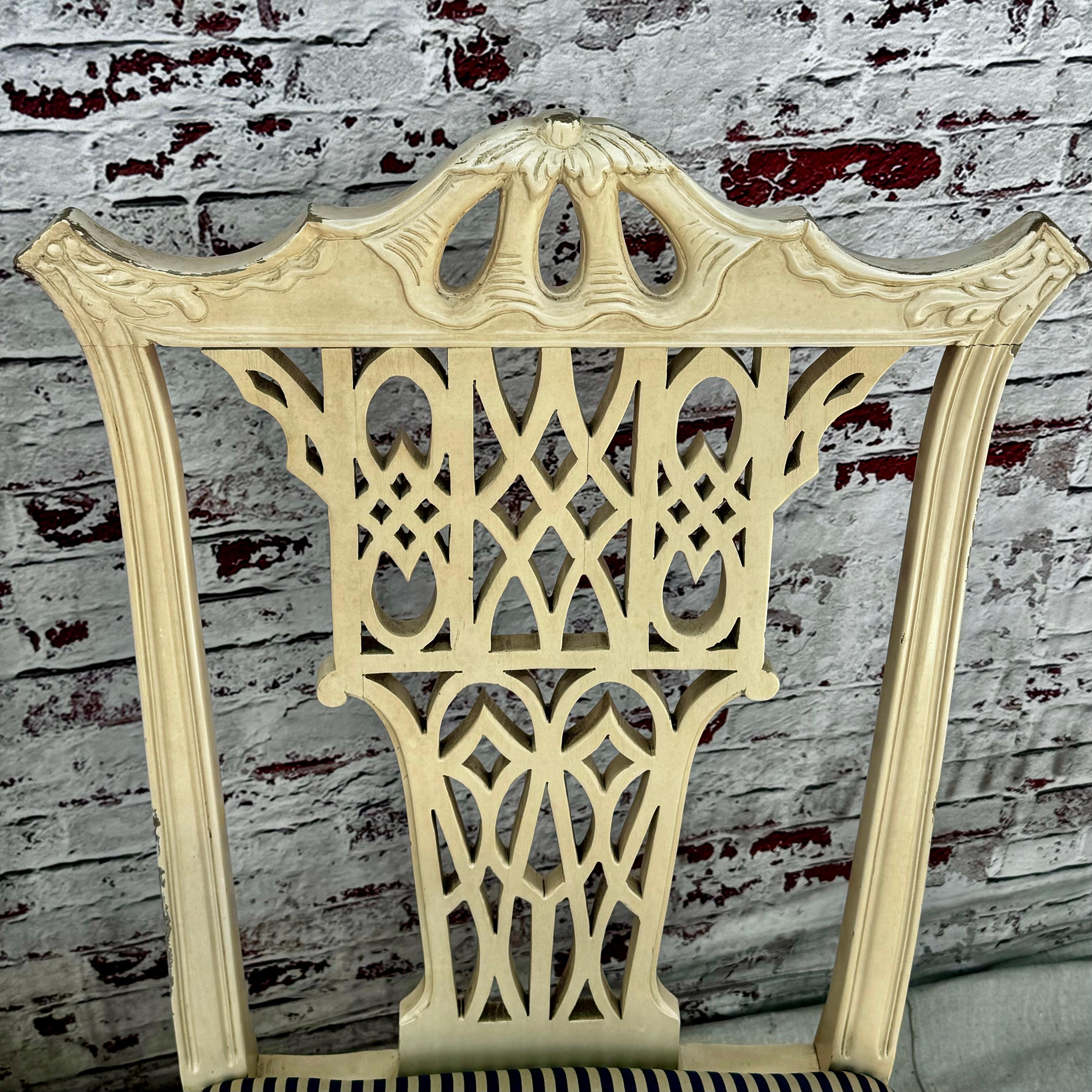 20ième siècle Paire de chaises d'appoint Chippendale chinoises du milieu du 20e siècle en vente