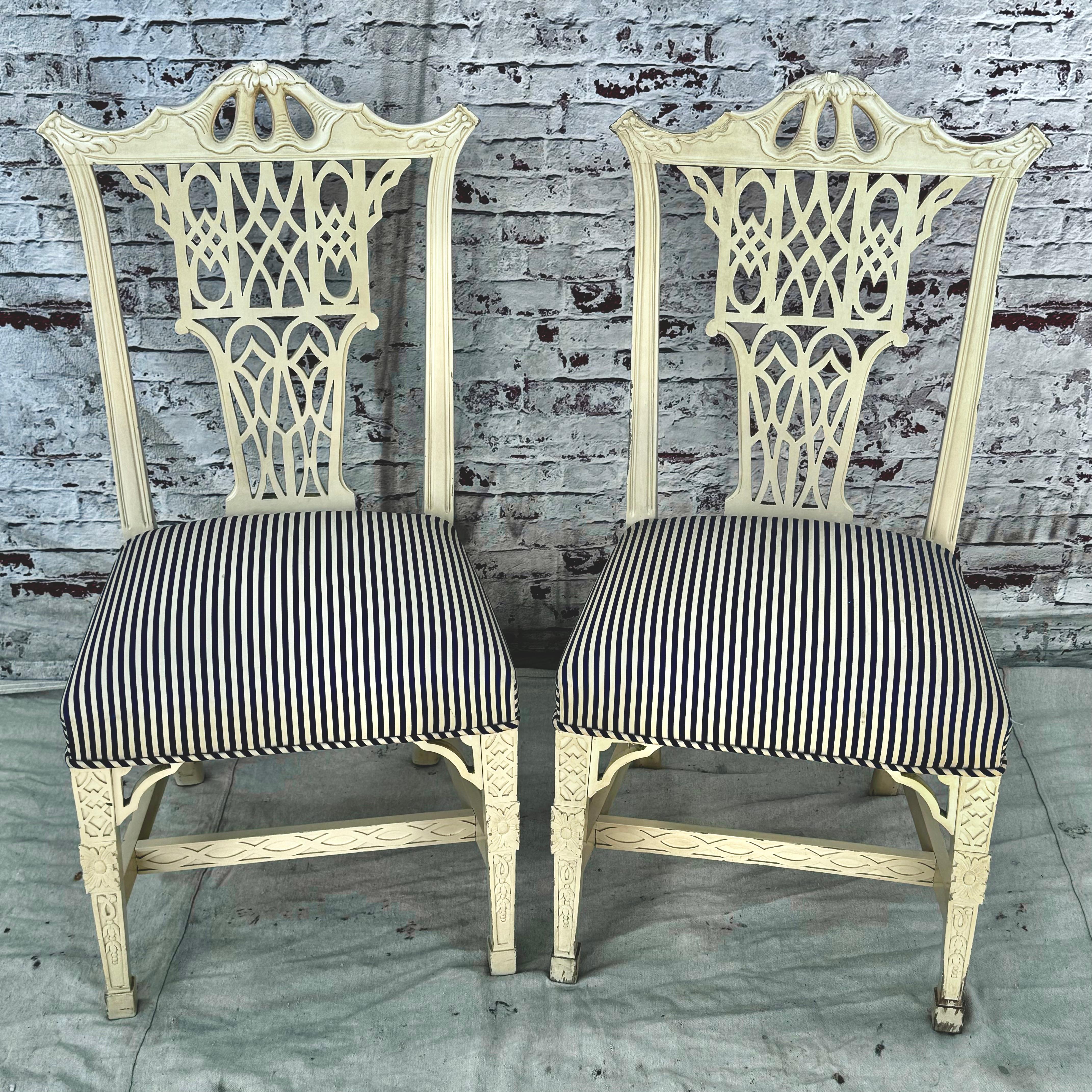 Textile Paire de chaises d'appoint Chippendale chinoises du milieu du 20e siècle en vente