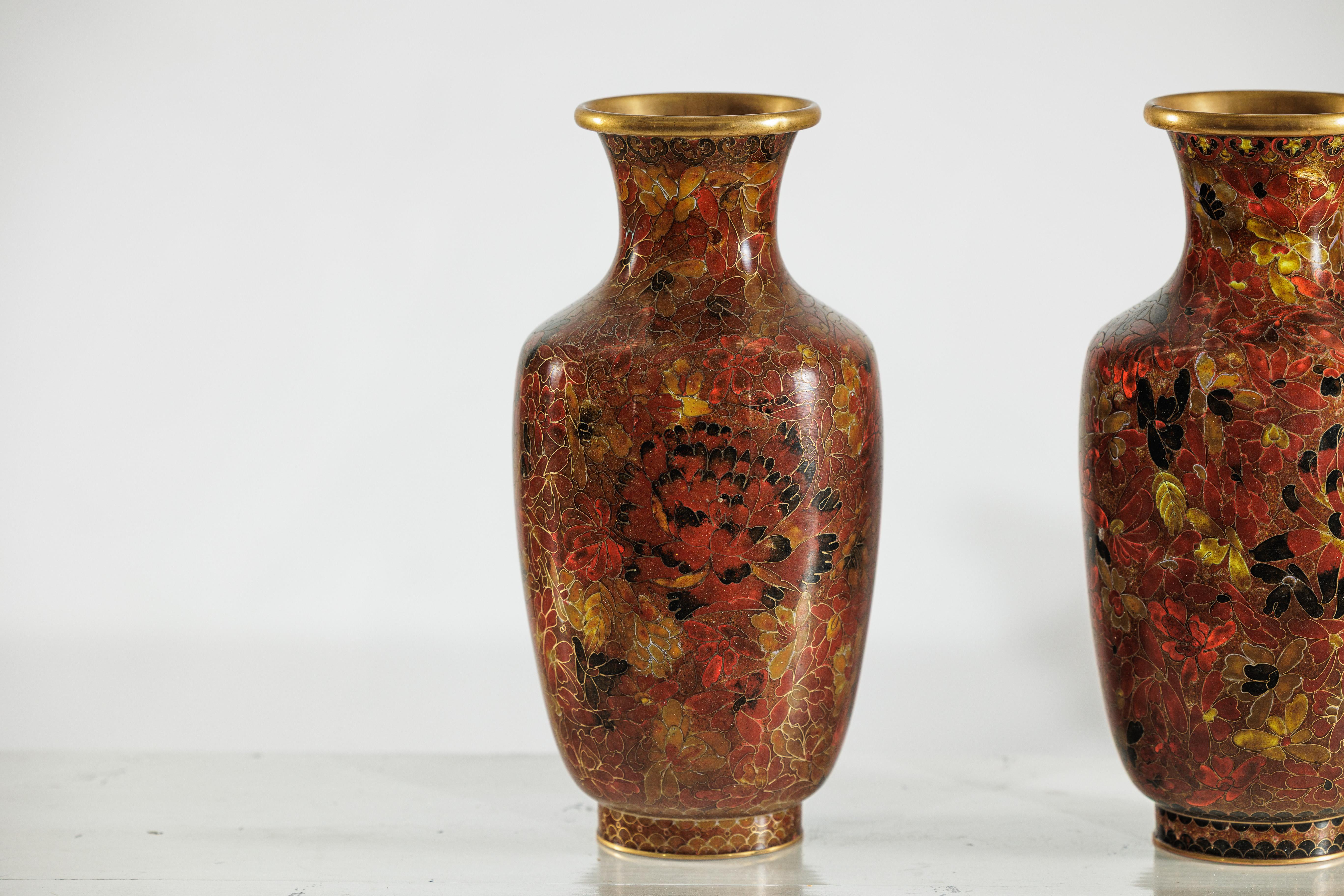 Coppia di vasi cinesi cloisonné della metà del XX secolo con motivi floreali in vendita 4