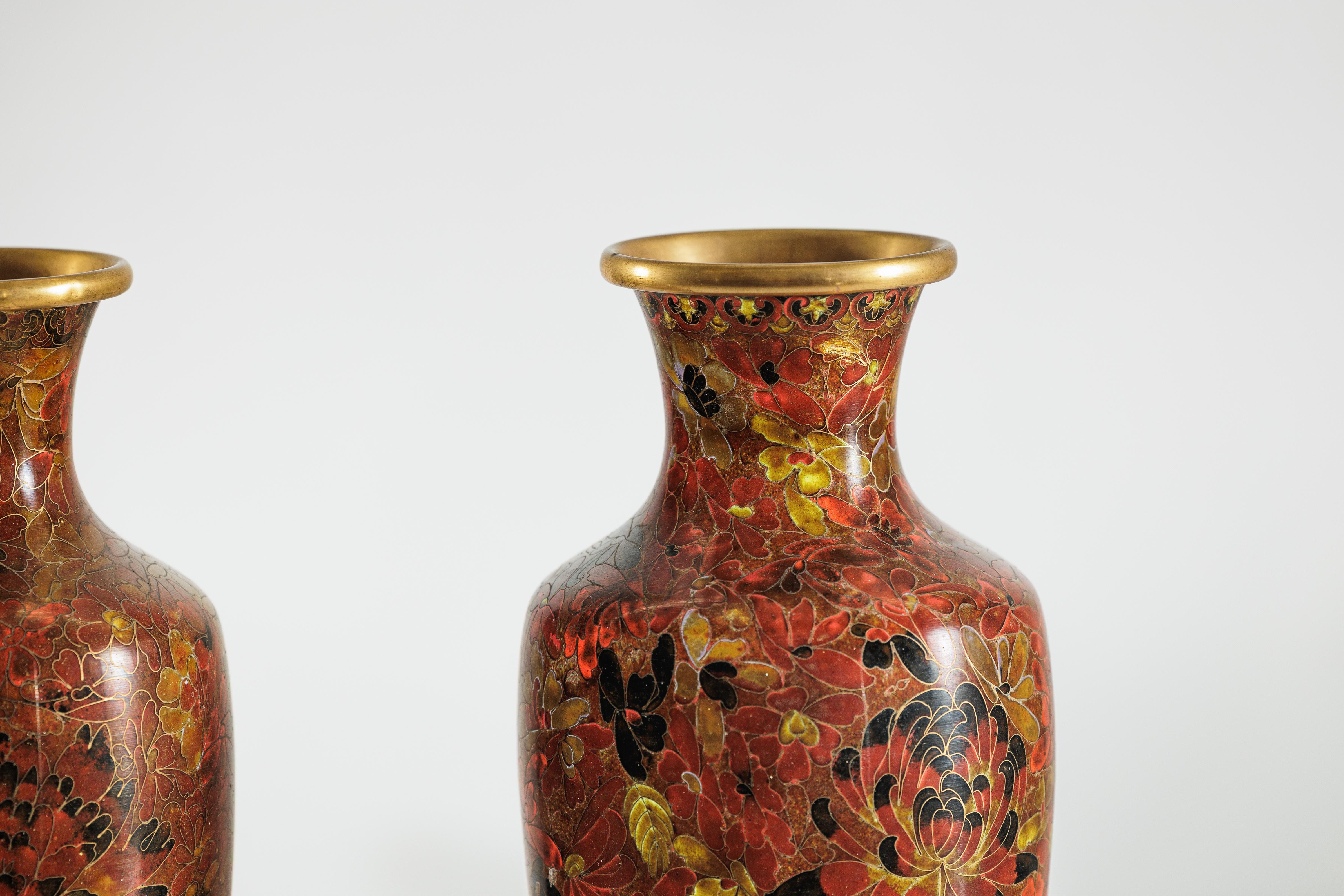 Coppia di vasi cinesi cloisonné della metà del XX secolo con motivi floreali in vendita 5