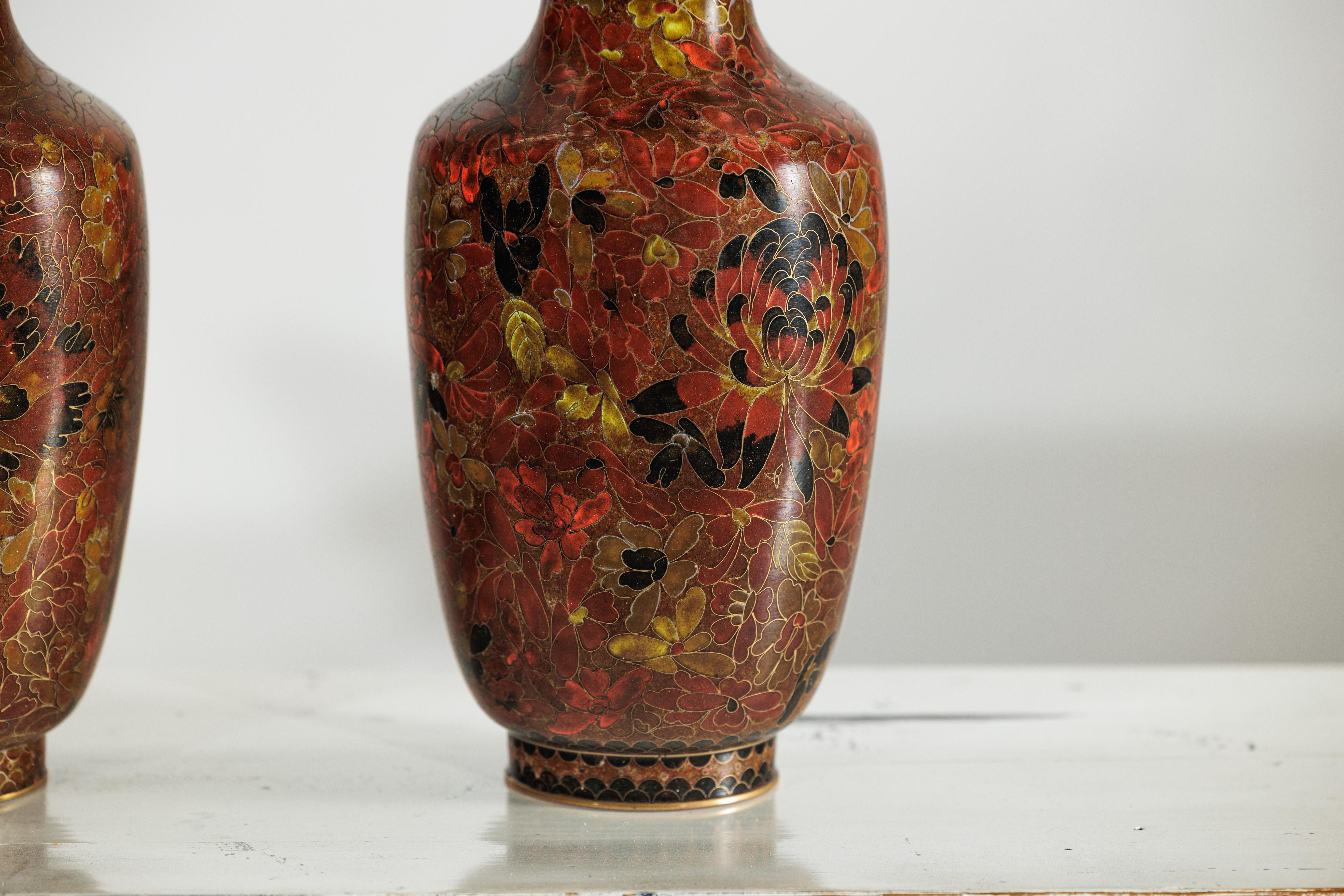Coppia di vasi cinesi cloisonné della metà del XX secolo con motivi floreali in vendita 7