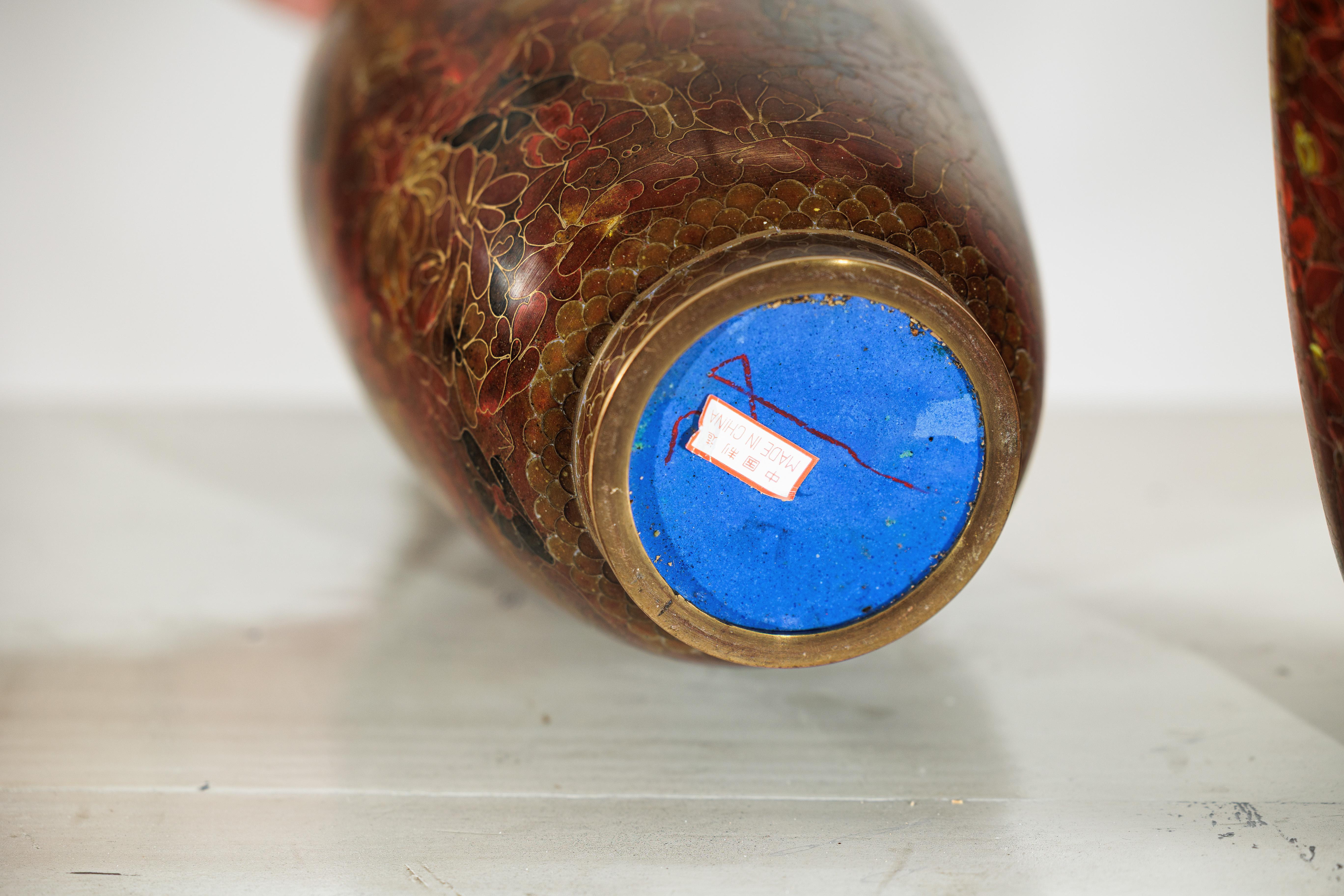 Coppia di vasi cinesi cloisonné della metà del XX secolo con motivi floreali in vendita 9