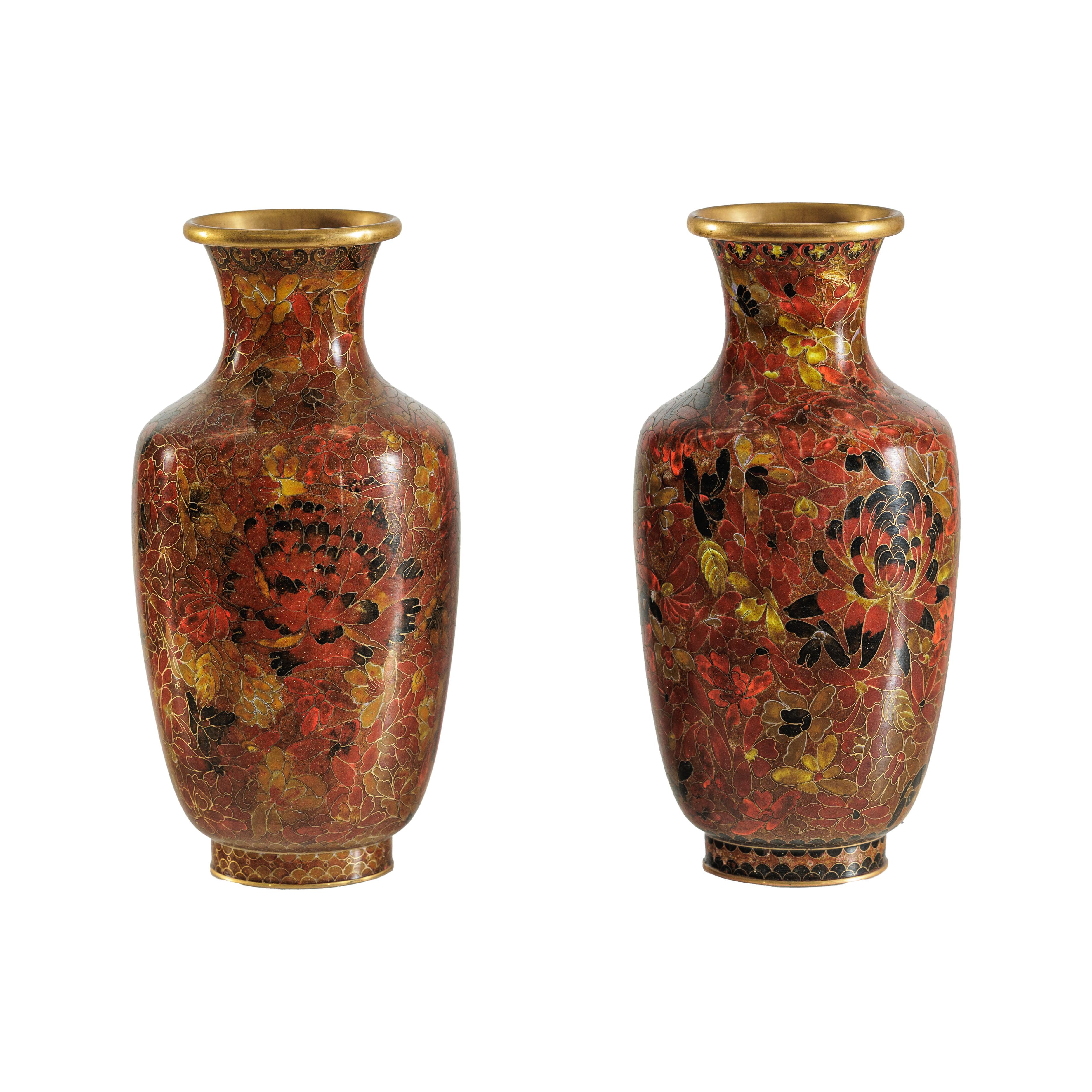 Coppia di vasi cinesi cloisonné della metà del XX secolo con motivi floreali in vendita 10