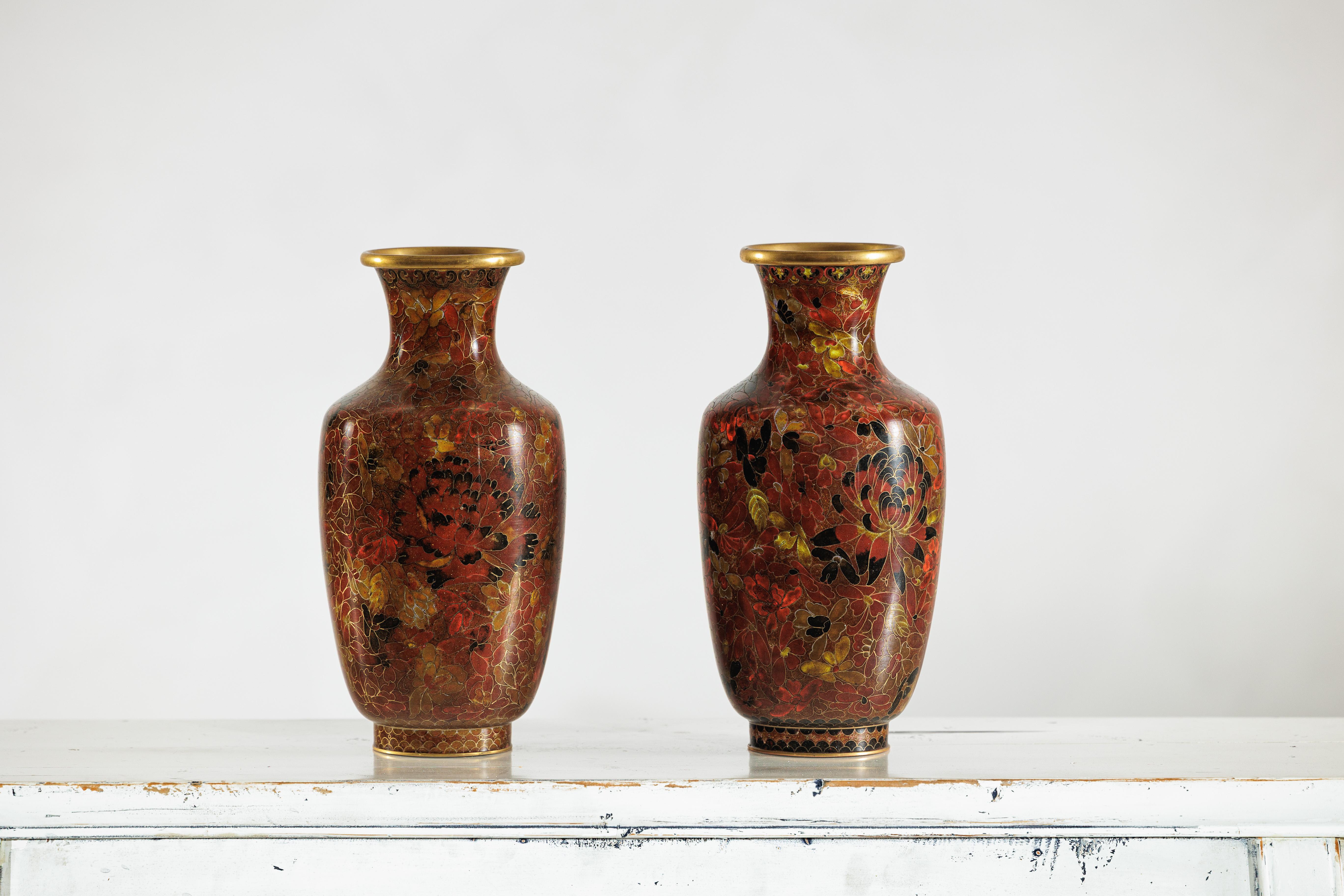 Coppia di vasi cinesi cloisonné della metà del XX secolo con motivi floreali in vendita 11
