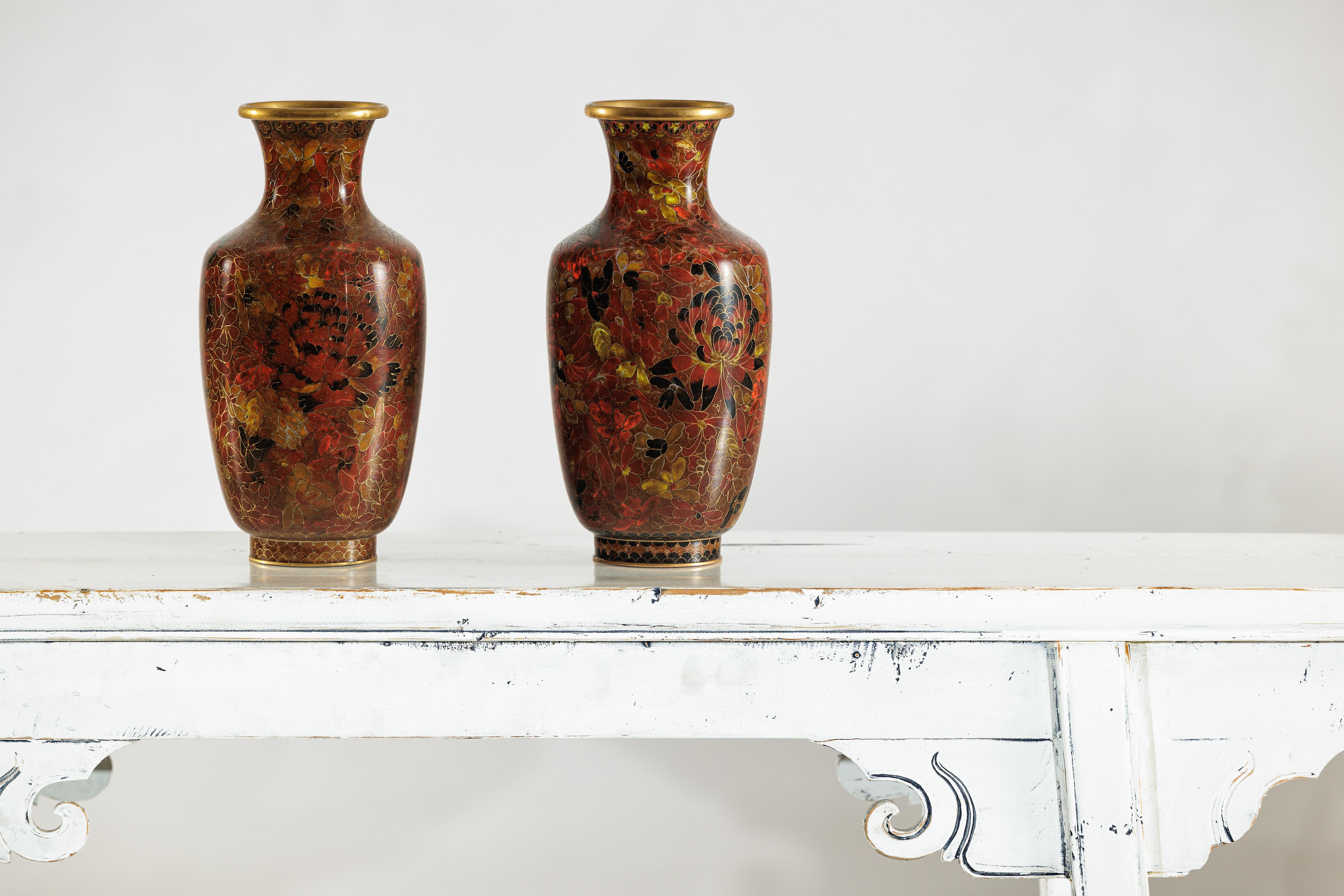 Cinese Coppia di vasi cinesi cloisonné della metà del XX secolo con motivi floreali in vendita