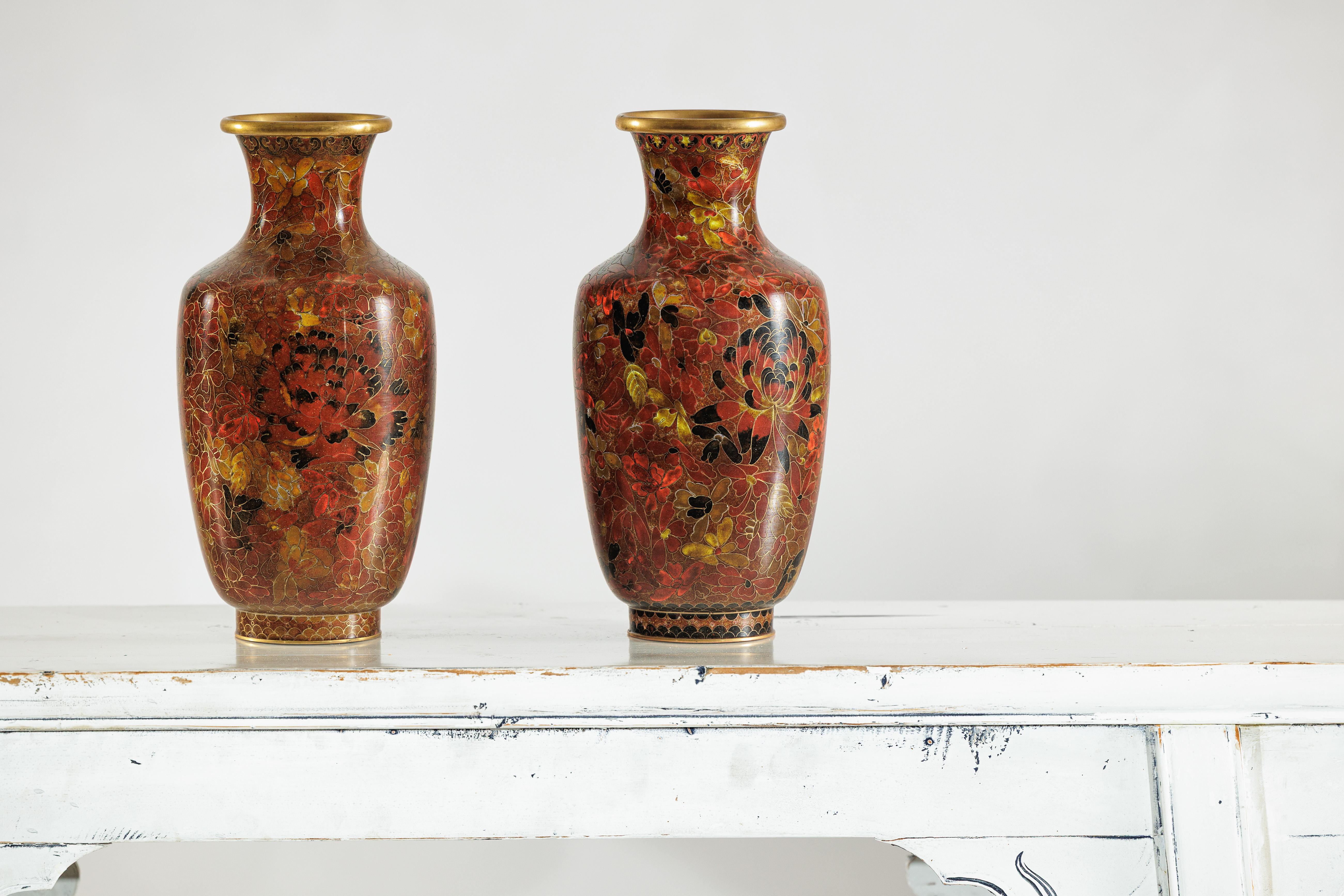 Cloisonné Coppia di vasi cinesi cloisonné della metà del XX secolo con motivi floreali in vendita