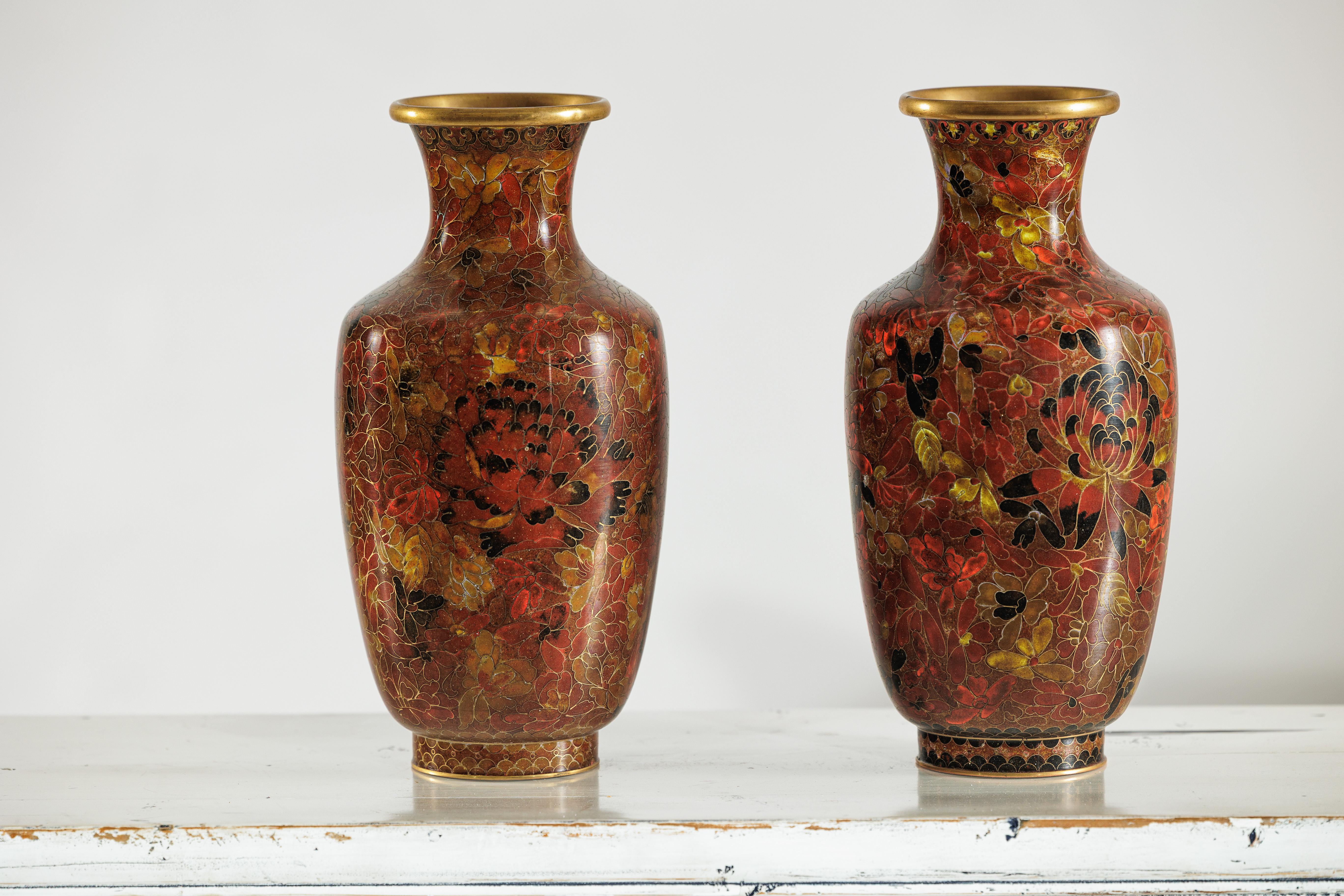 Coppia di vasi cinesi cloisonné della metà del XX secolo con motivi floreali In condizioni buone in vendita a Yonkers, NY