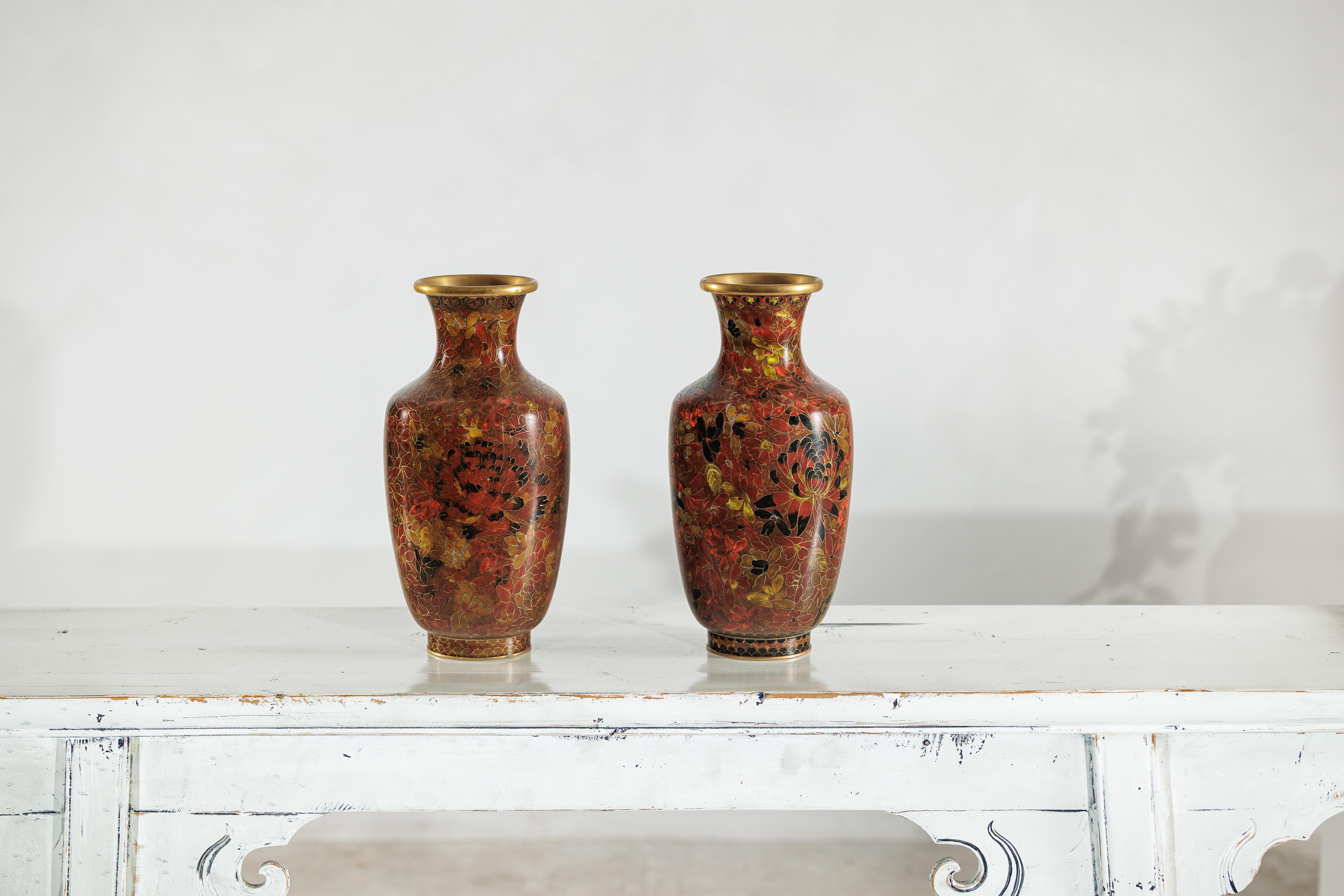 Coppia di vasi cinesi cloisonné della metà del XX secolo con motivi floreali in vendita 1