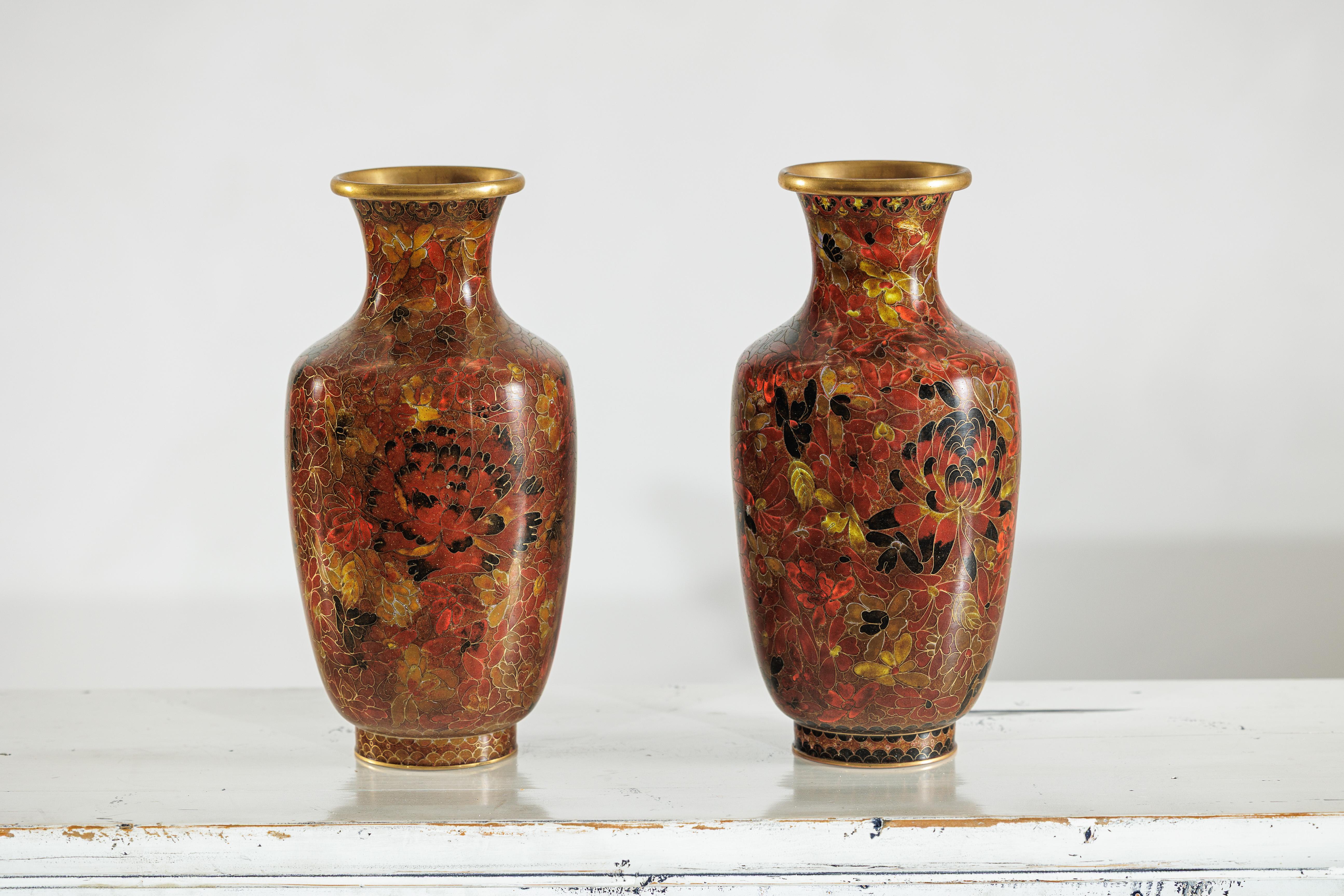Coppia di vasi cinesi cloisonné della metà del XX secolo con motivi floreali in vendita 2