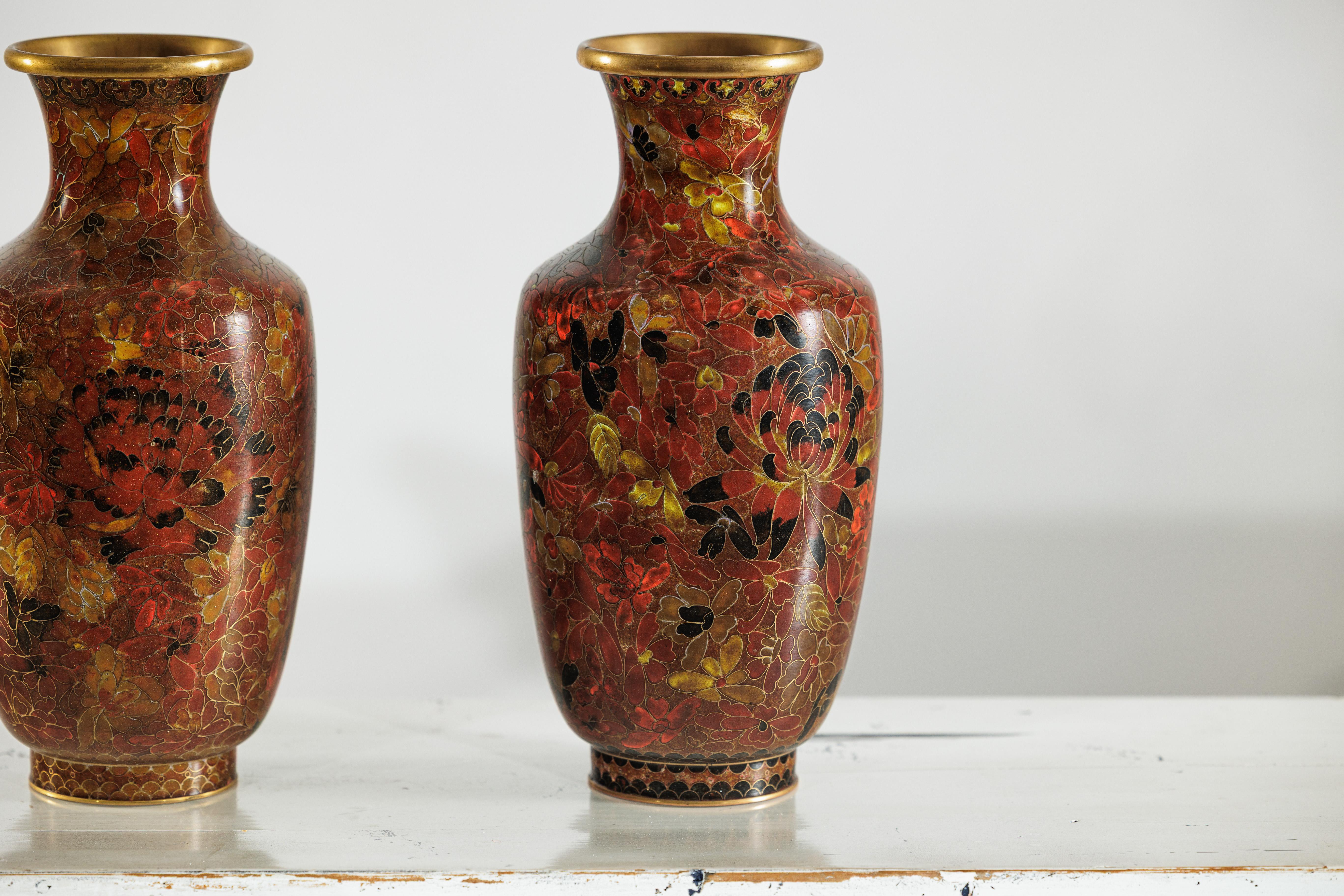Coppia di vasi cinesi cloisonné della metà del XX secolo con motivi floreali in vendita 3