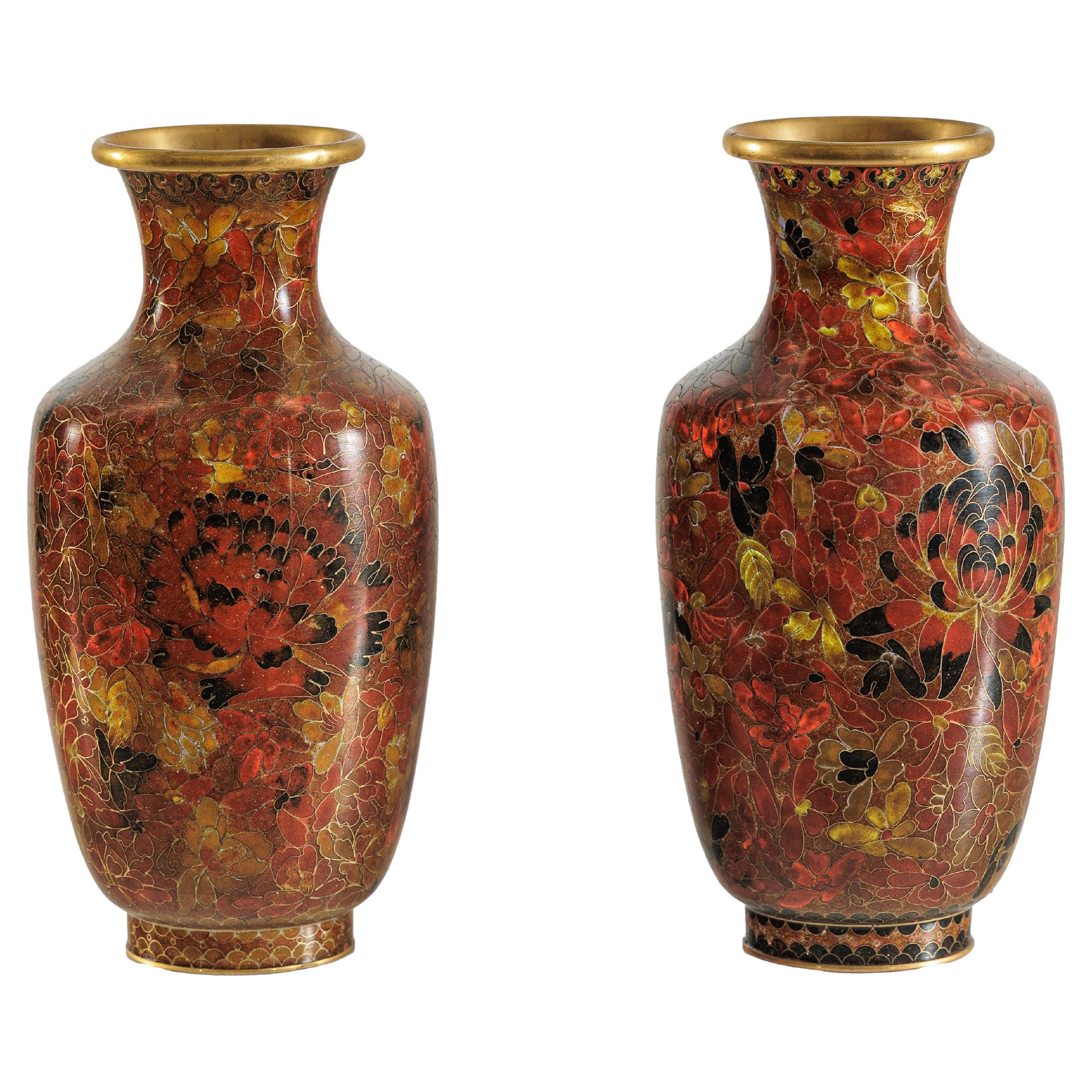 Coppia di vasi cinesi cloisonné della metà del XX secolo con motivi floreali in vendita