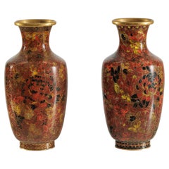 Coppia di vasi cinesi cloisonné della metà del XX secolo con motivi floreali