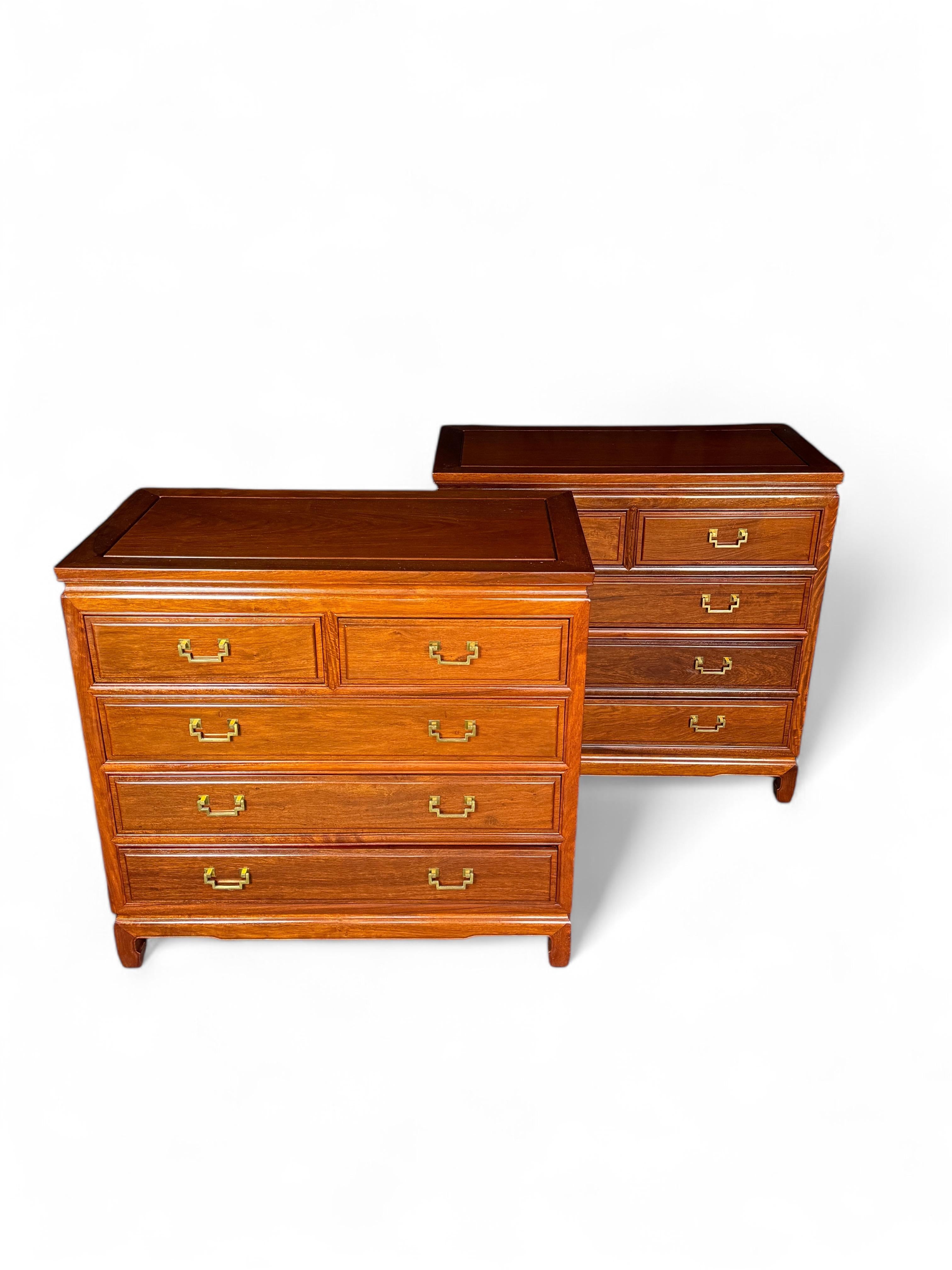 Paire de coffres chinois en bois de fer du milieu du 20e siècle
Chacune avec un plateau rectangulaire clivé et lambrissé au-dessus de deux tiroirs courts et de trois tiroirs longs et des pieds en console, 92 cm de large, 48 cm de profondeur, 86 cm