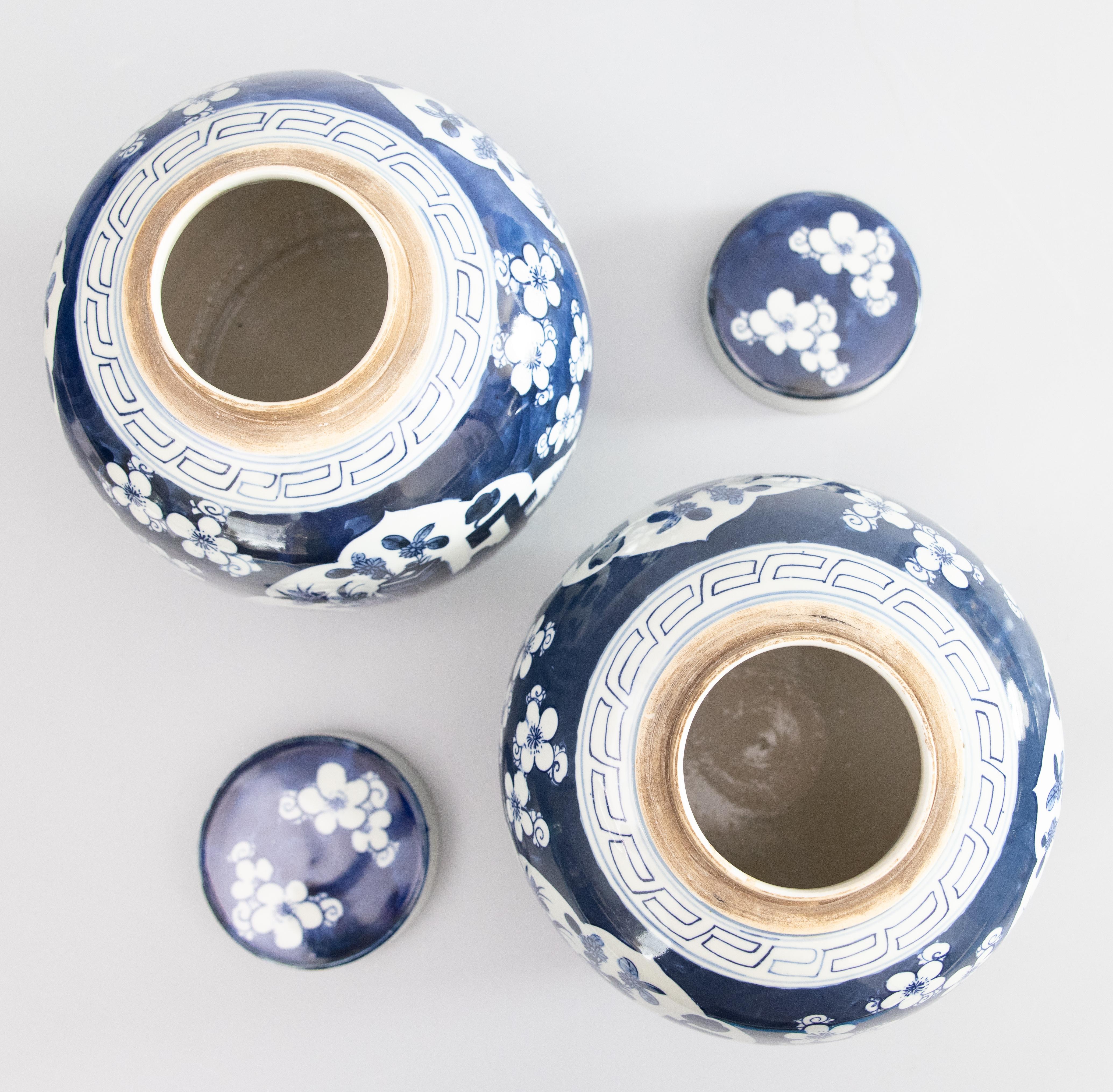 Paar chinesische Ingwer-Gläser mit Deckel aus der Mitte des 20. Jahrhunderts Vasen (Keramik) im Angebot