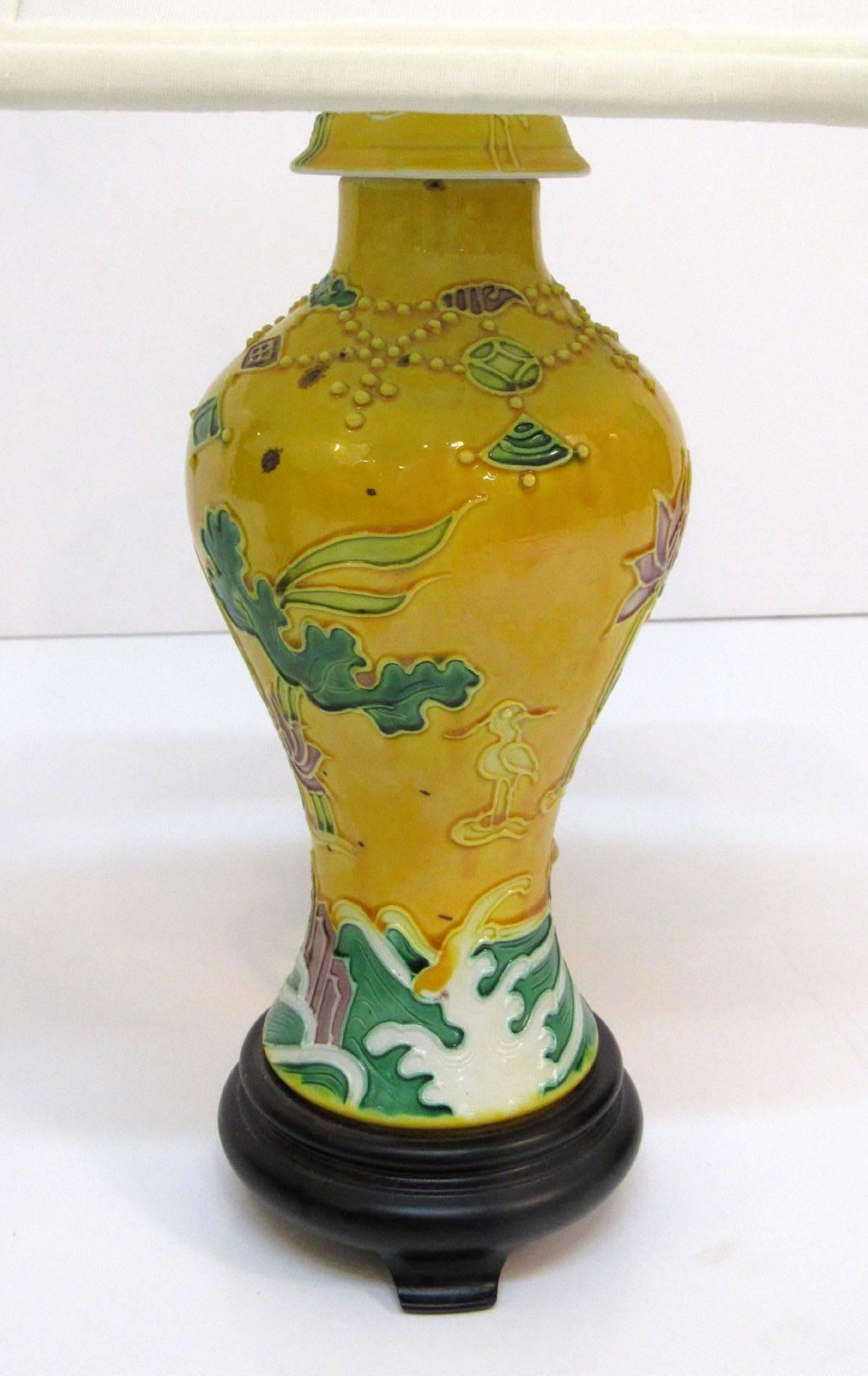 Pair of Mid-20th Century Chinese Porcelain Lamps 3