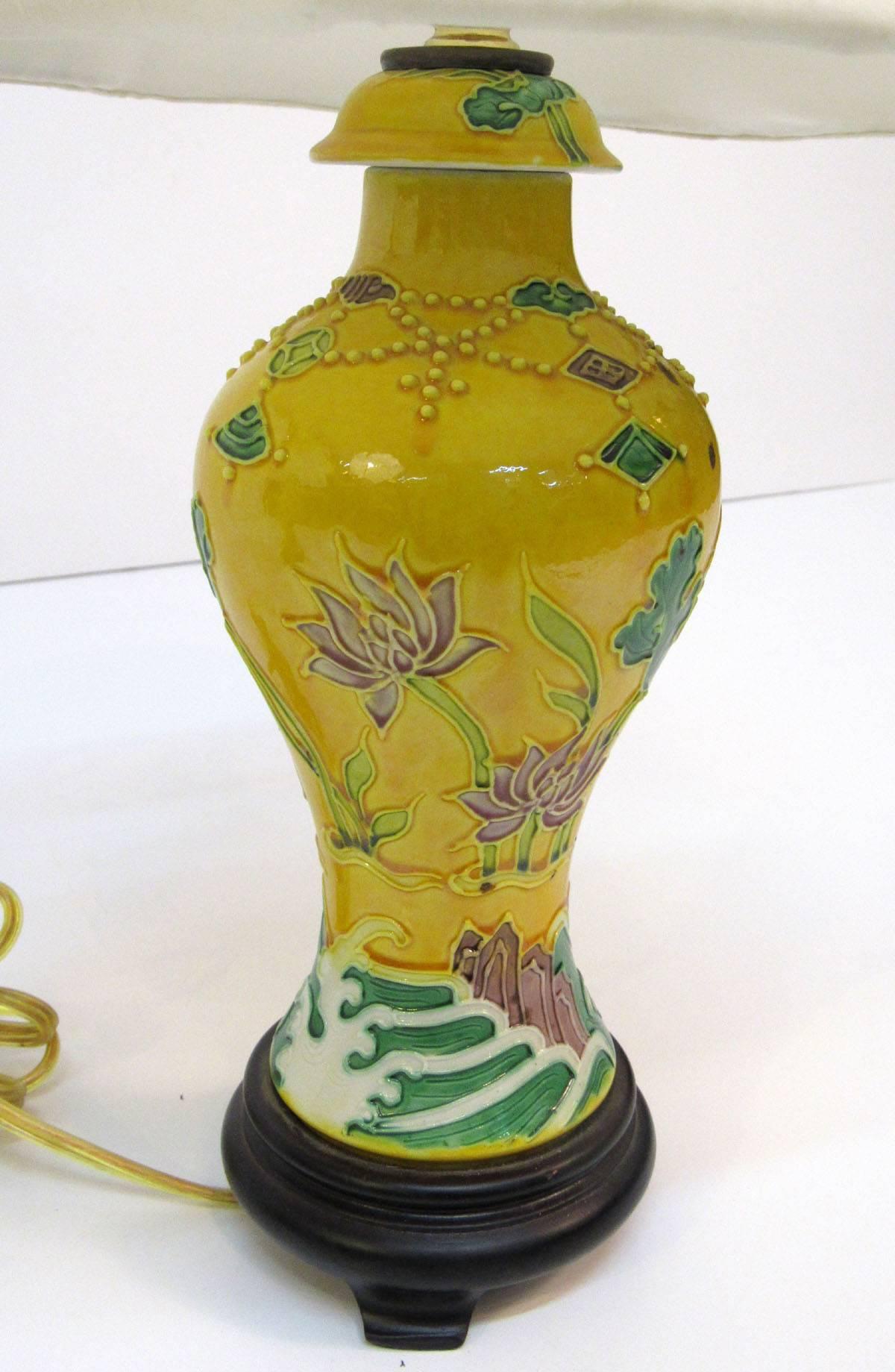 Pair of Mid-20th Century Chinese Porcelain Lamps 4