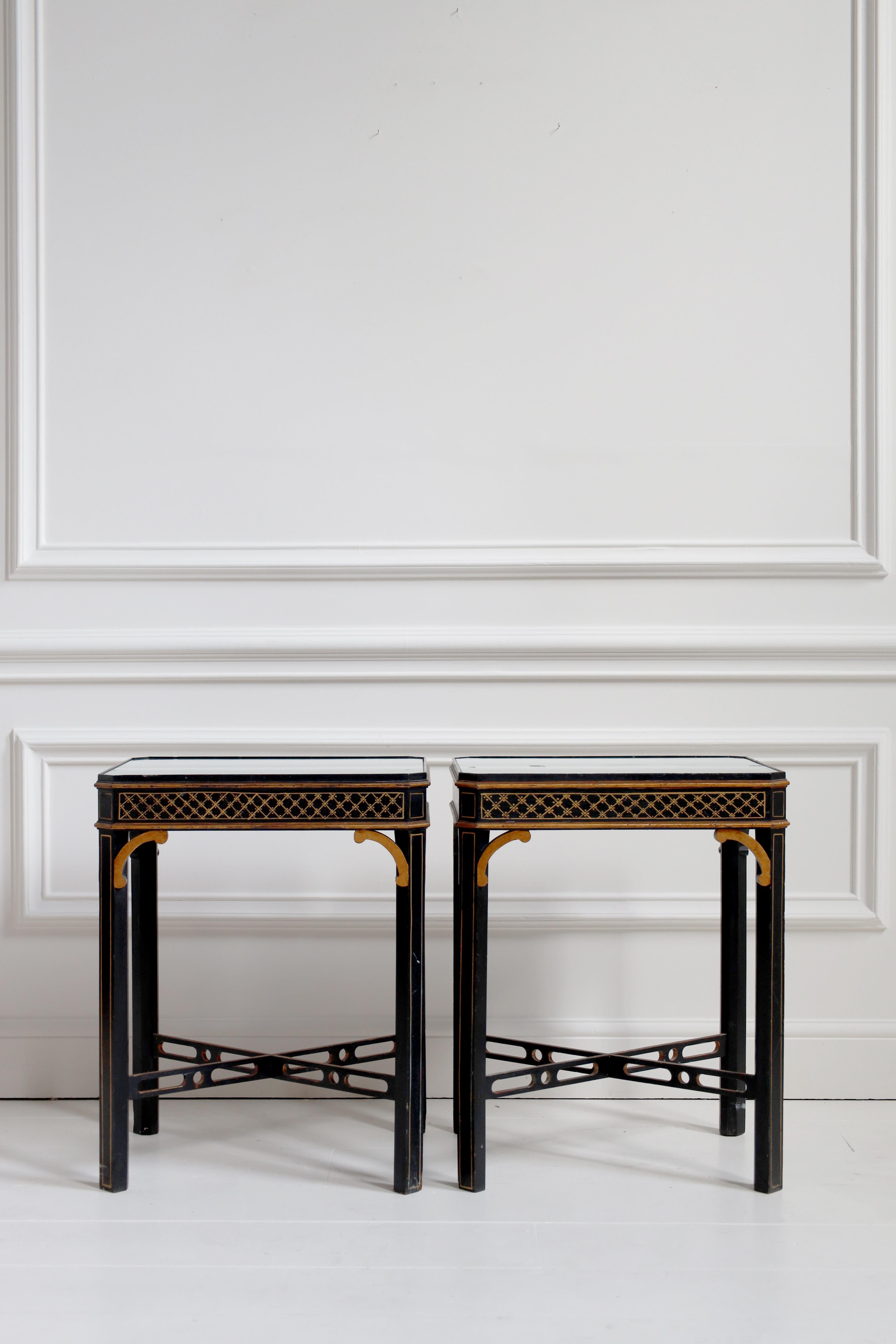 Pareja de mesas auxiliares de chinoiserie de mediados del siglo XX Madera en venta