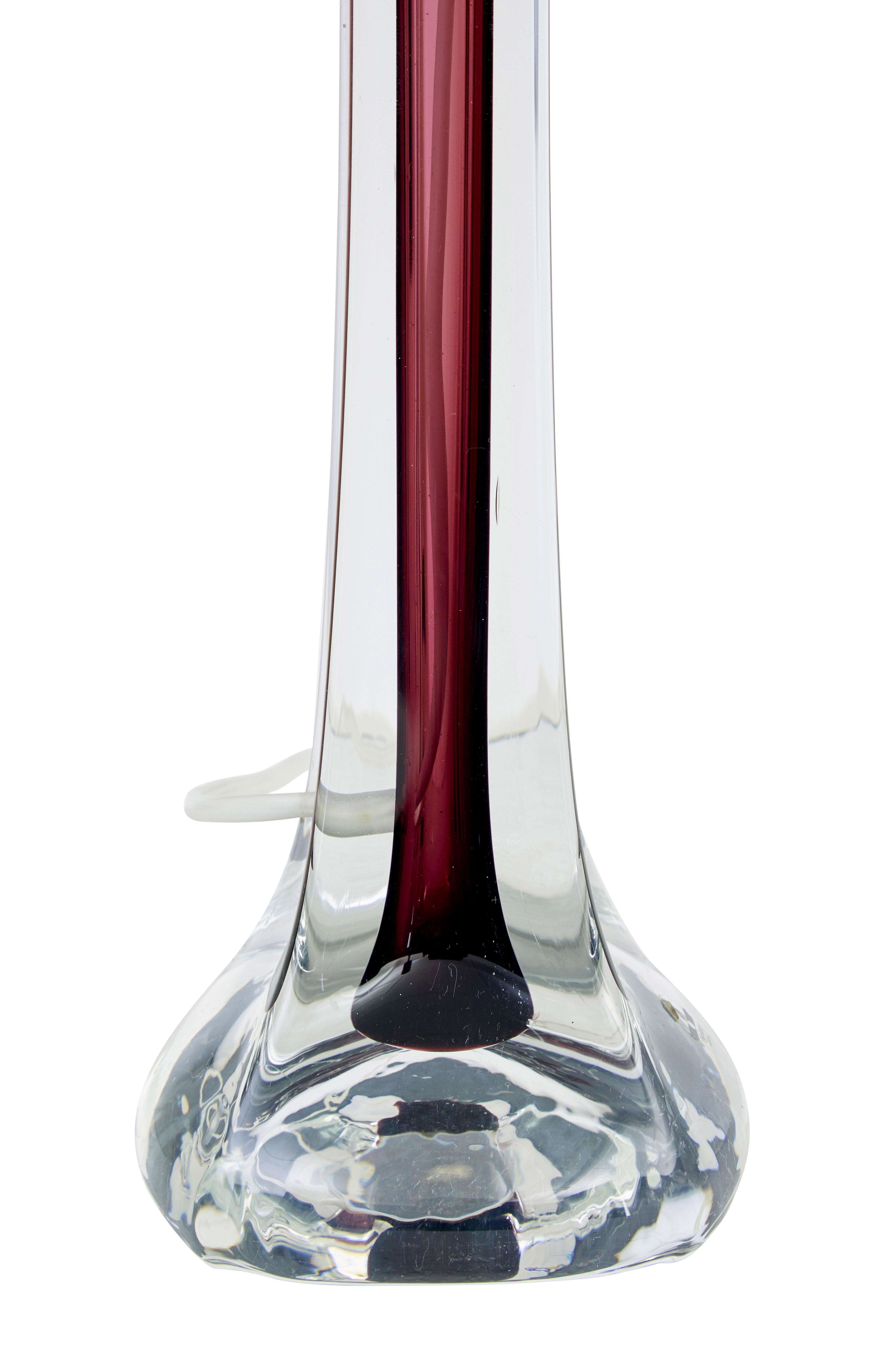 Paire de lampes de table en verre coloré du milieu du 20e siècle par Flygsfors de Suède, vers 1960.

Modèle bien connu conçu par Paul Kedelv, en forme de coquille avec une tige intérieure de couleur bordeaux, s'écoulant vers une base de forme