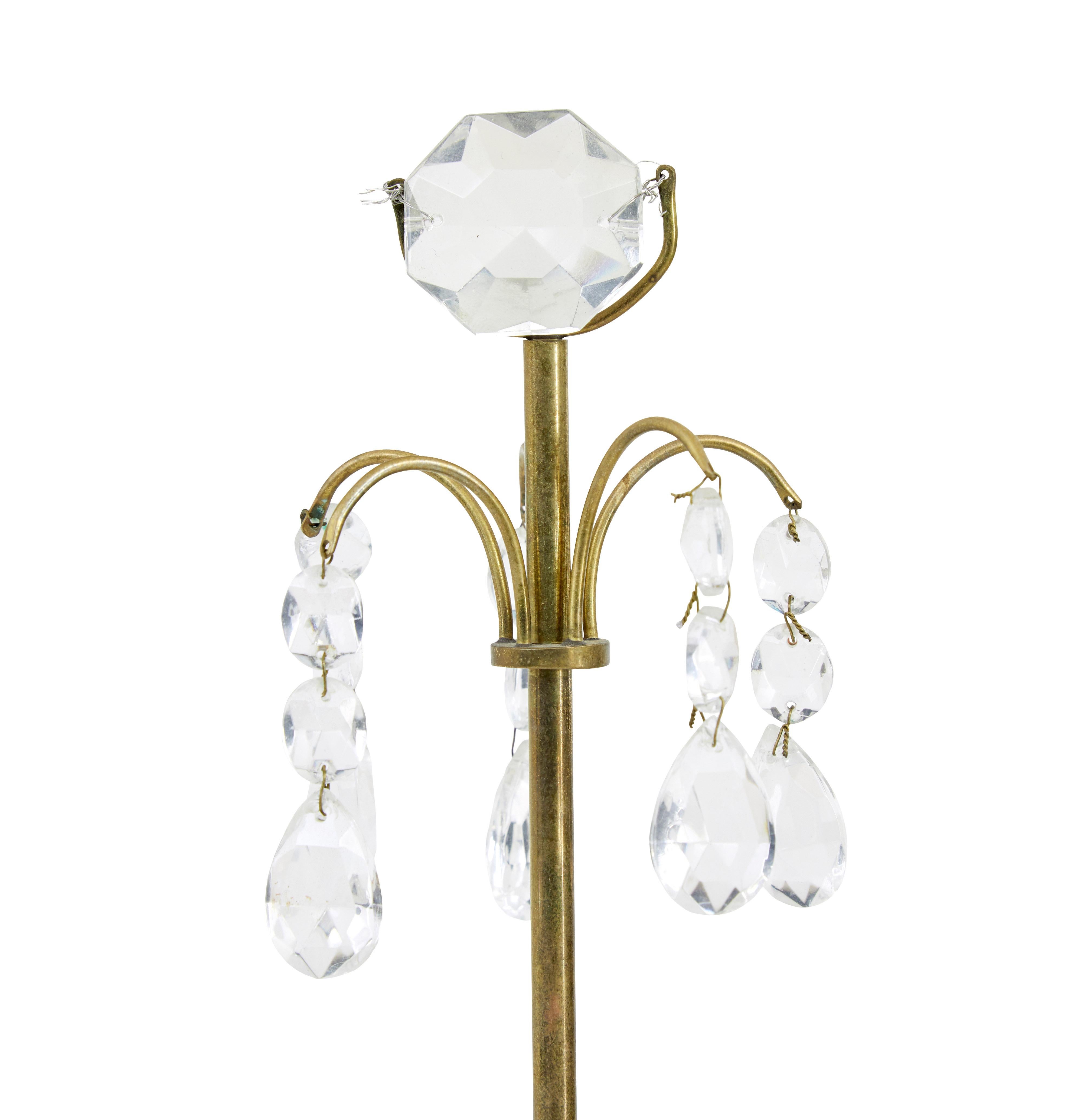 Suédois Paire de chandeliers décoratifs en verre taillé du milieu du 20e siècle en vente