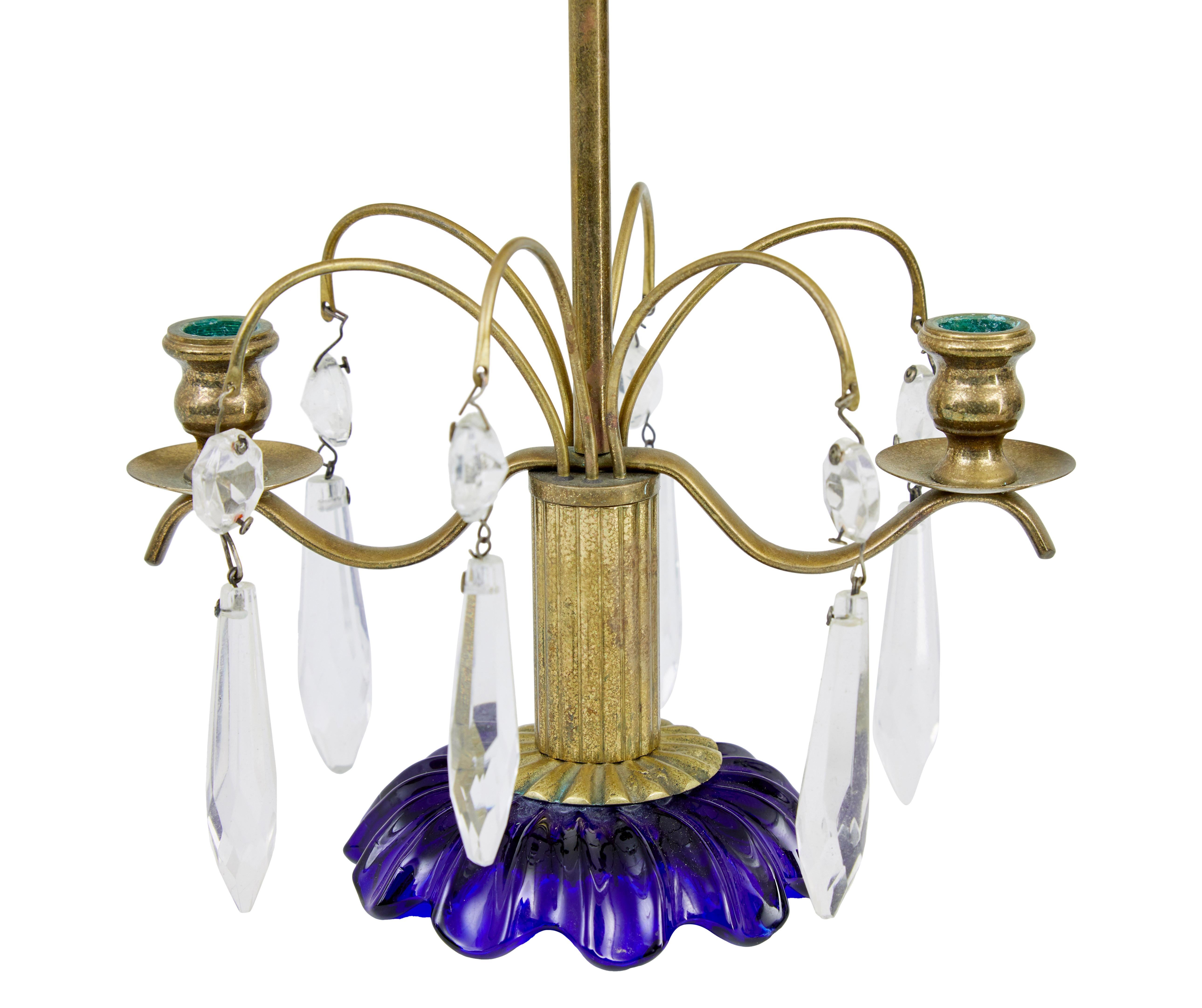 Fait main Paire de chandeliers décoratifs en verre taillé du milieu du 20e siècle en vente