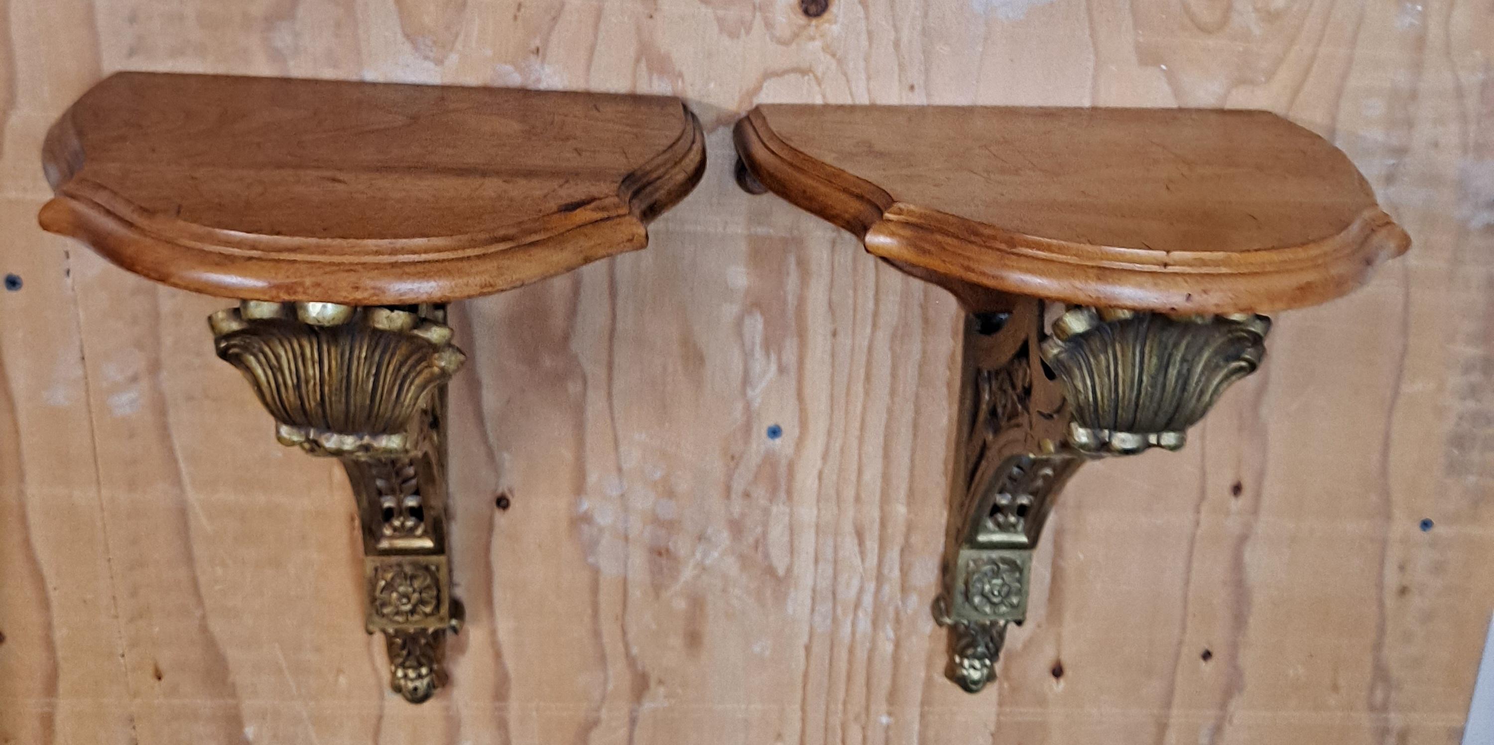 Coppia di mensole da parete decrescenti della metà del 20° secolo

Ottone e legno

11