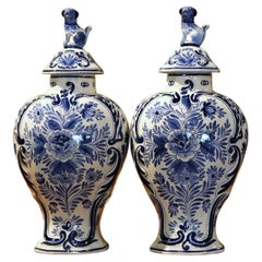 Paire de pots à gingembre de Delft peints à la main en bleu et blanc, datant du milieu du 20e siècle