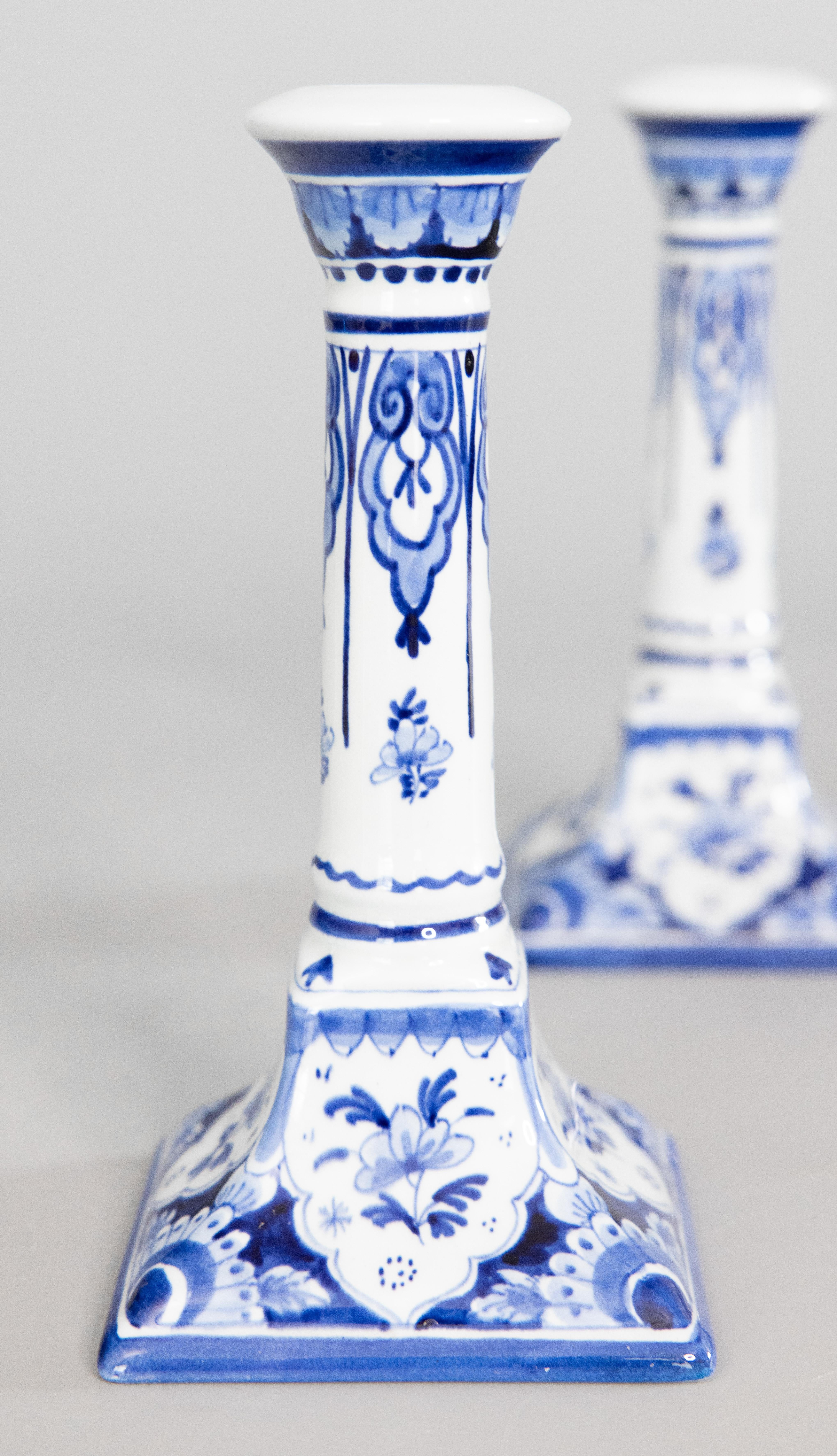 Olandese Coppia di candelieri floreali di Delft olandese della metà del XX secolo in vendita